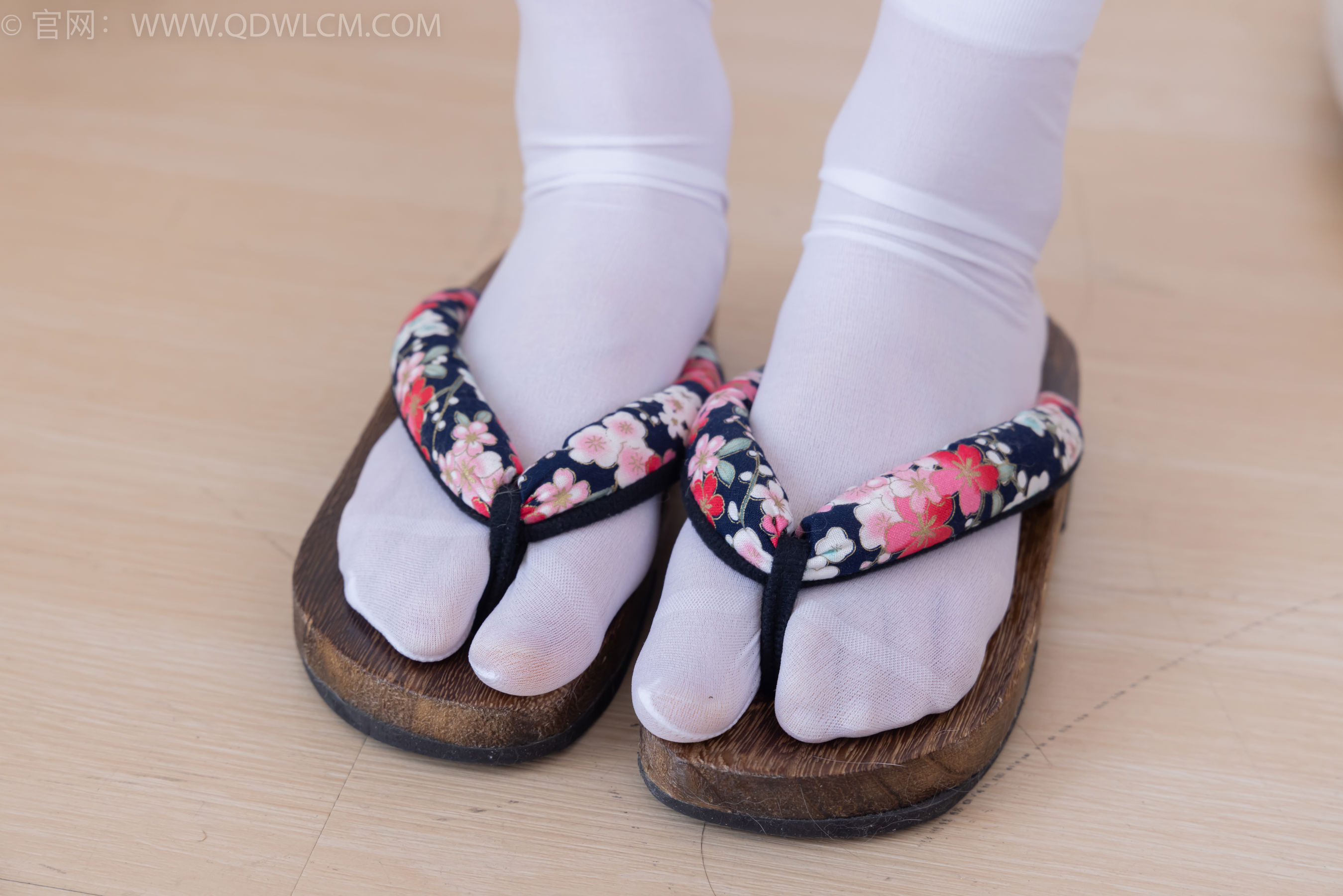 物恋传媒 No.2385 菜菜 - 木屐、短白丝、裸足、和服浴衣、裸足/(240P)