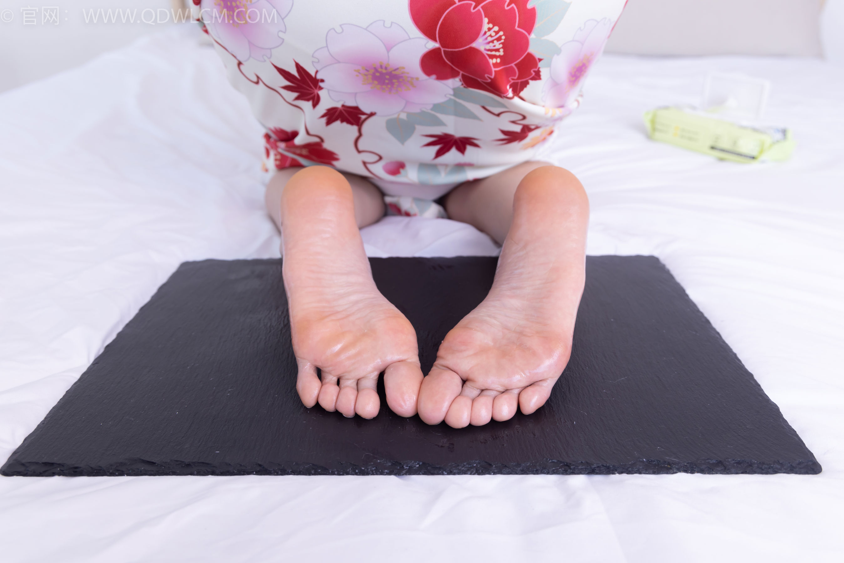 物恋传媒 No.2385 菜菜 - 木屐、短白丝、裸足、和服浴衣、裸足/(240P)