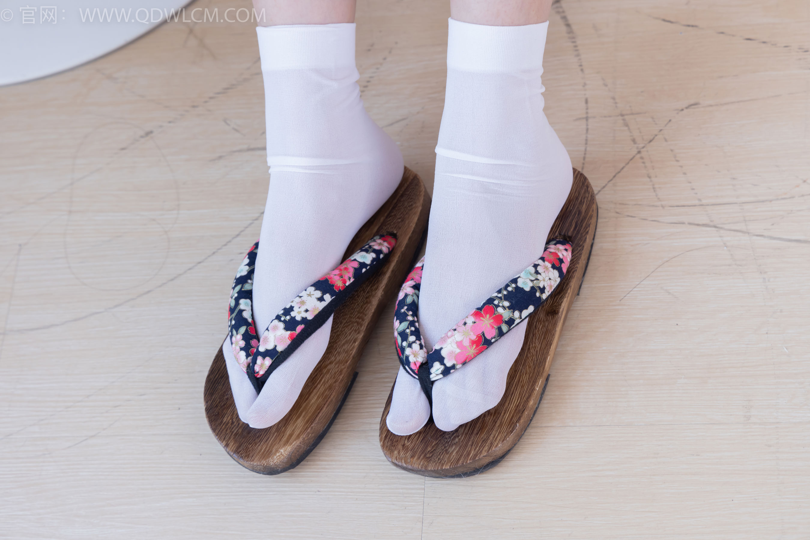 物恋传媒 No.2385 菜菜 - 木屐、短白丝、裸足、和服浴衣、裸足/(240P)