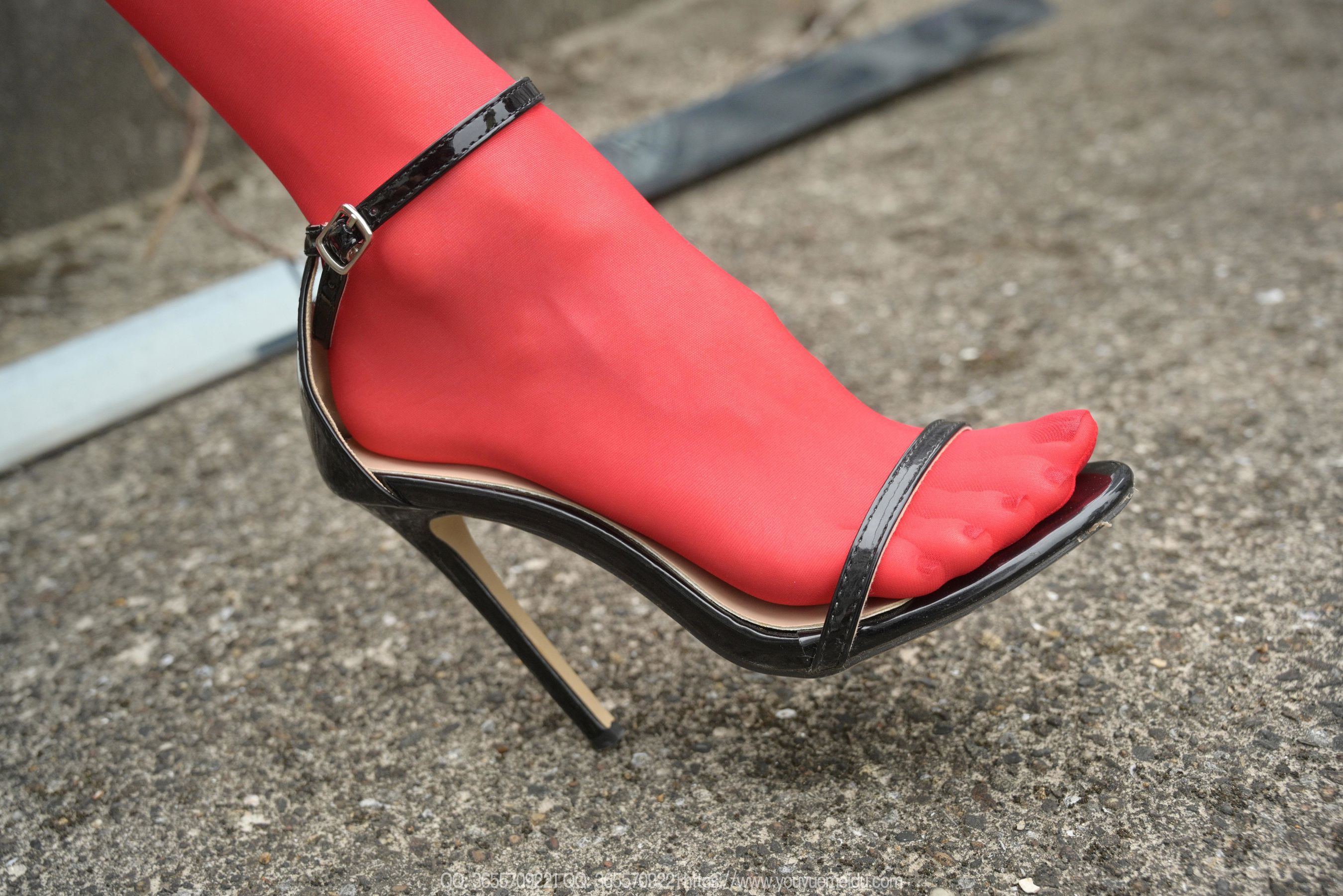 IESS异思趣向 - 模特： 团团 《烈焰红唇》/(104P)