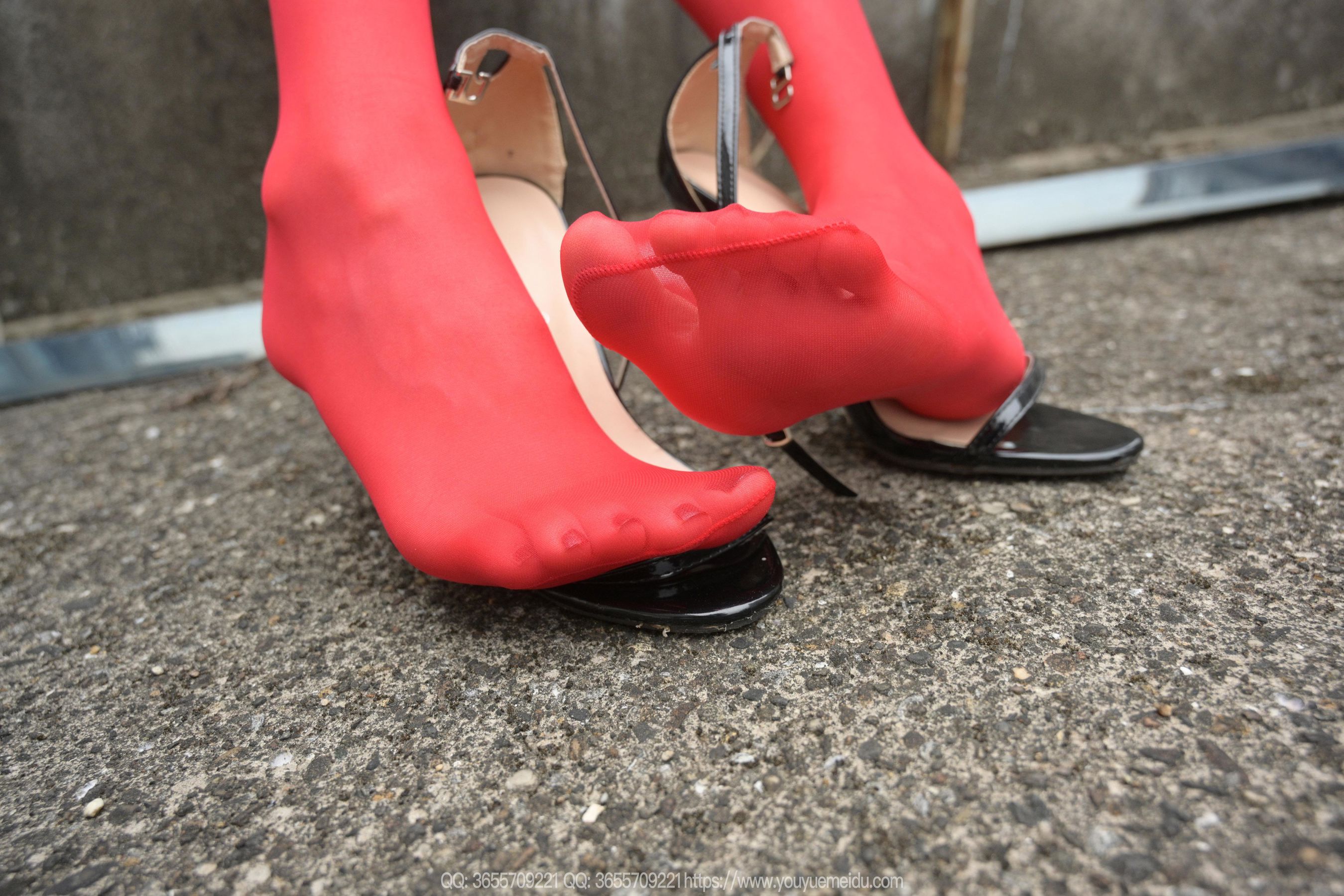 IESS异思趣向 - 模特： 团团 《烈焰红唇》/(104P)