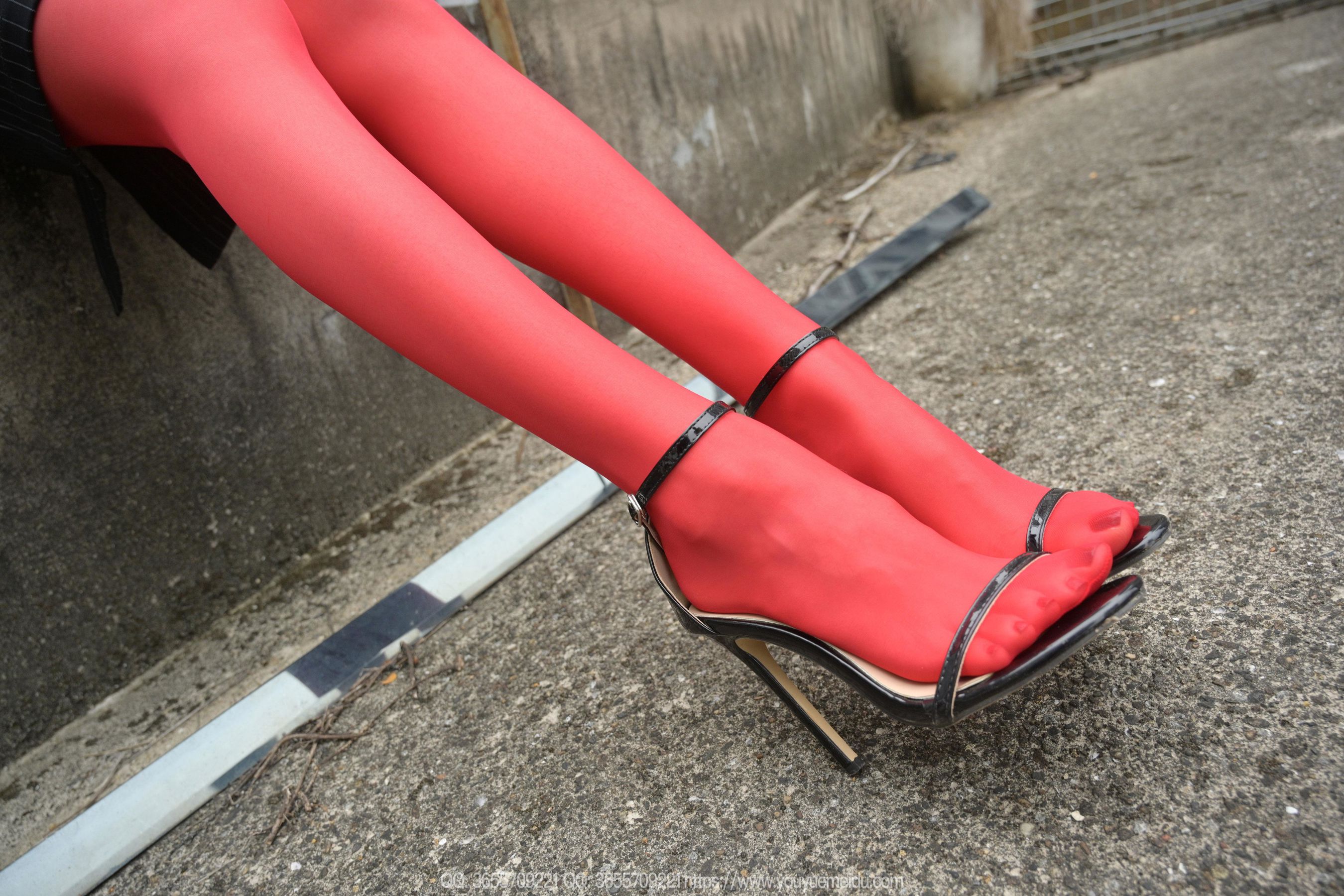 IESS异思趣向 - 模特： 团团 《烈焰红唇》/(104P)