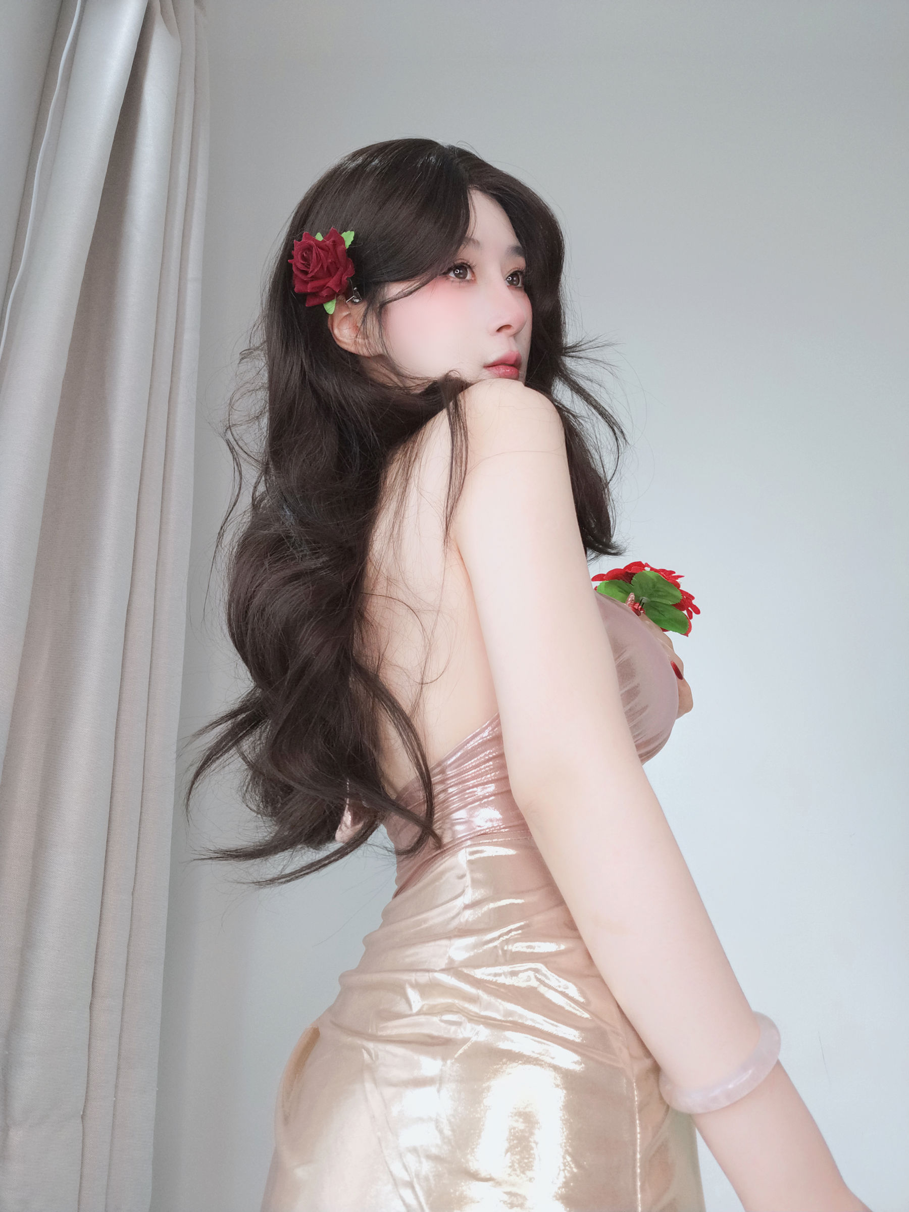 Coser小姐姐 白银 [fantia] 2025.2.22 金色のワンピース/(80P)