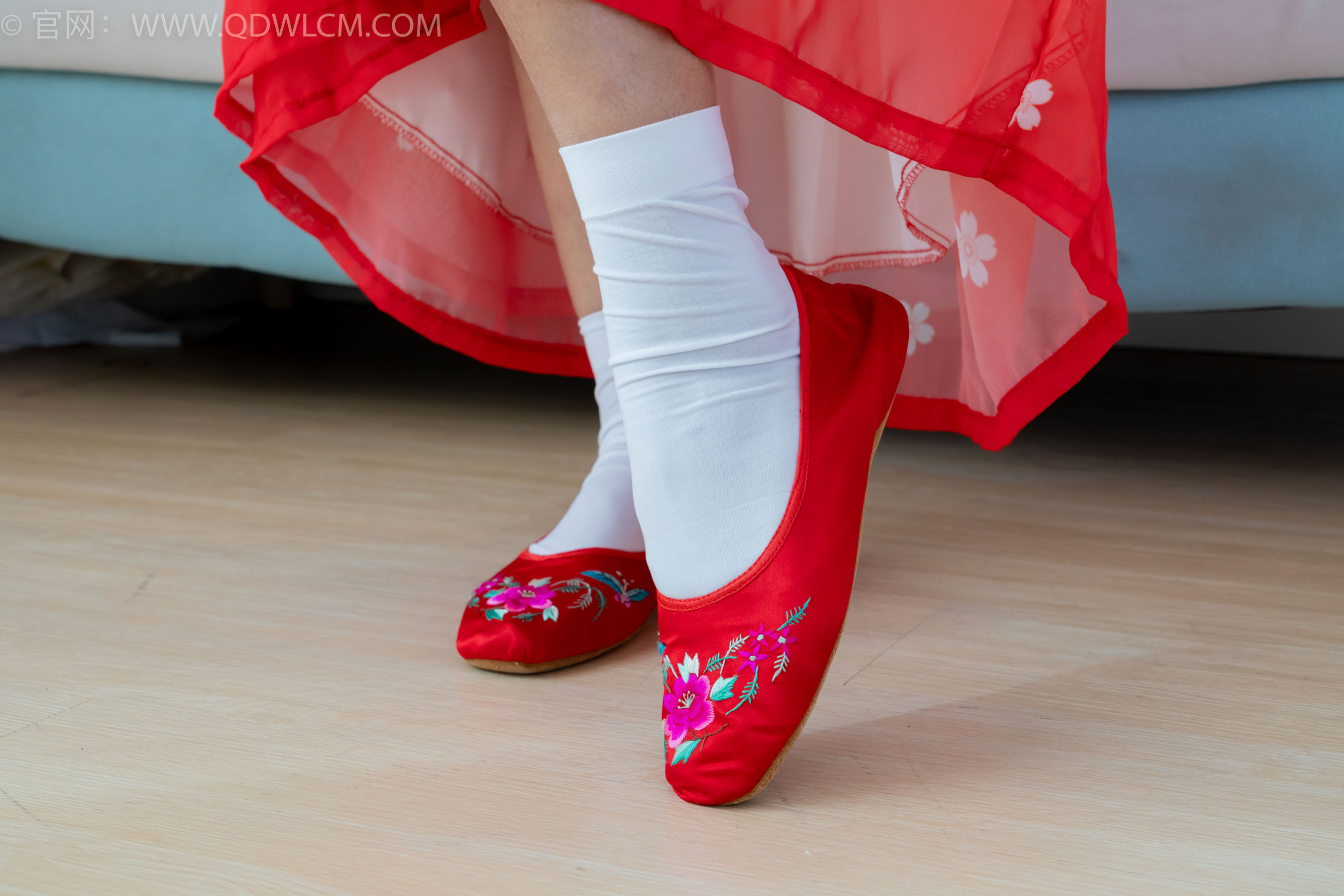 物恋传媒 No.2386 岚岚 - 布鞋、短白丝、红色船袜、汉服/(179P)