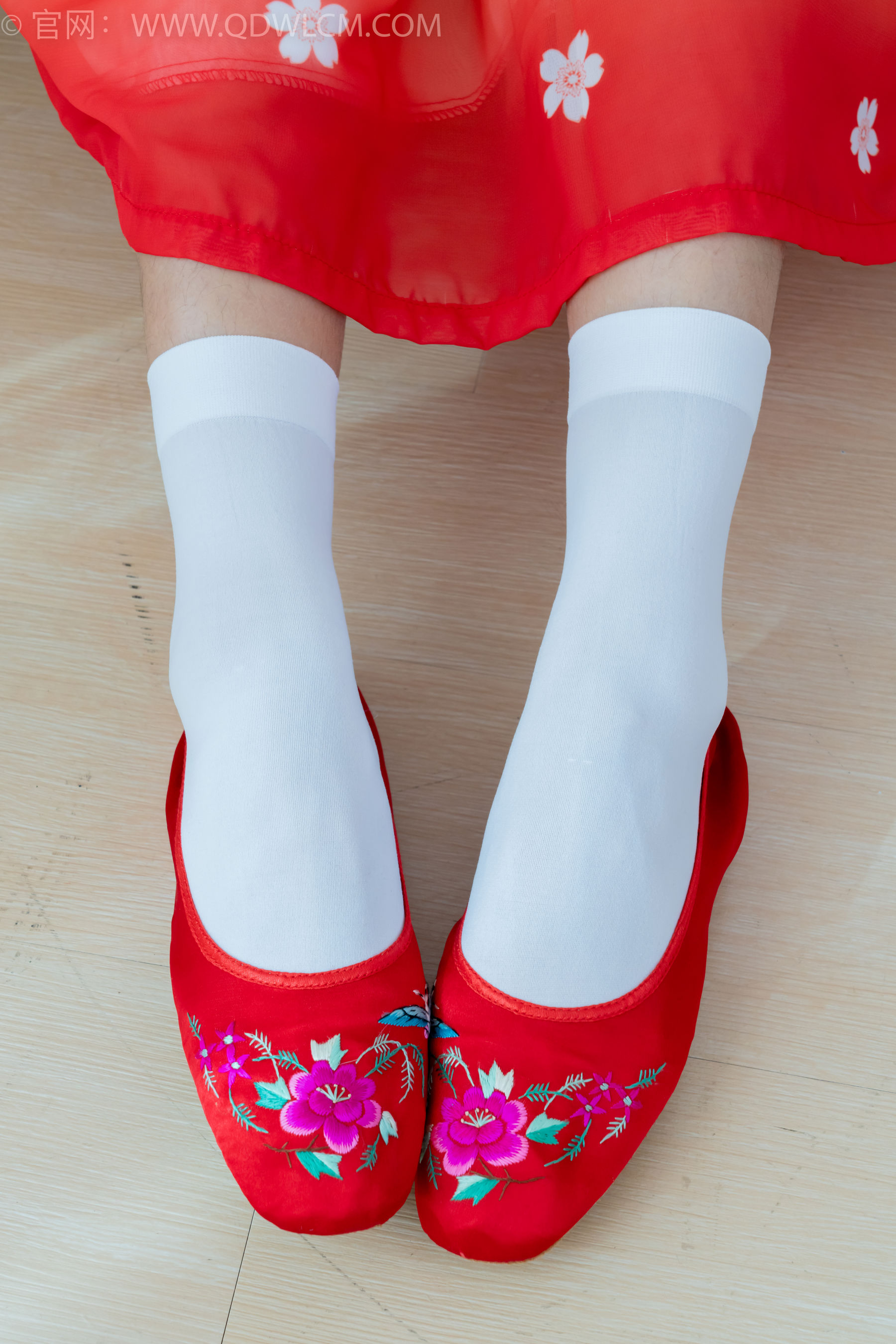 物恋传媒 No.2386 岚岚 - 布鞋、短白丝、红色船袜、汉服/(179P)