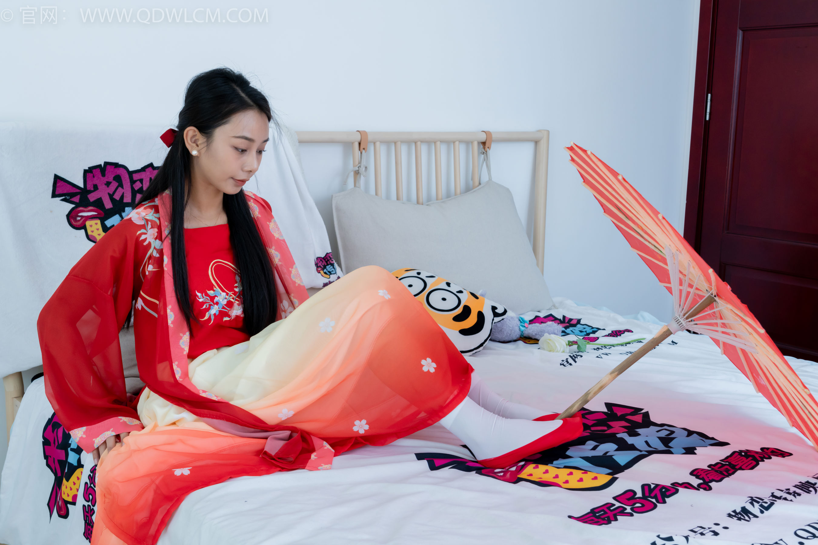 物恋传媒 No.2386 岚岚 - 布鞋、短白丝、红色船袜、汉服/(179P)