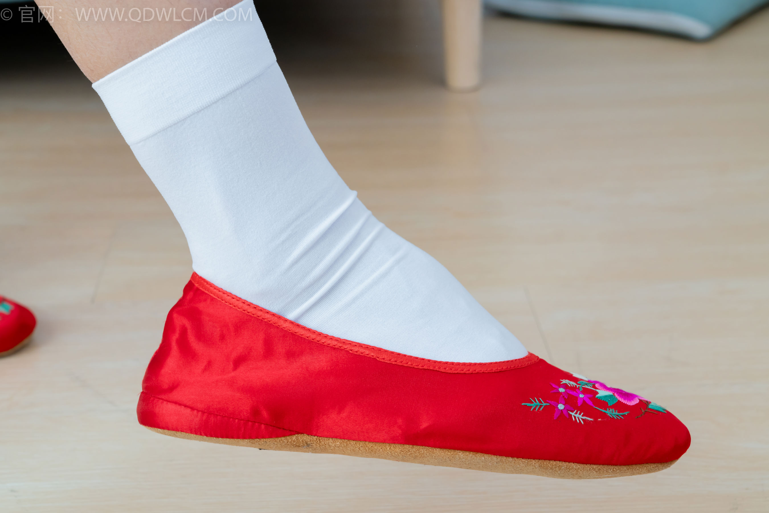 物恋传媒 No.2386 岚岚 - 布鞋、短白丝、红色船袜、汉服/(179P)