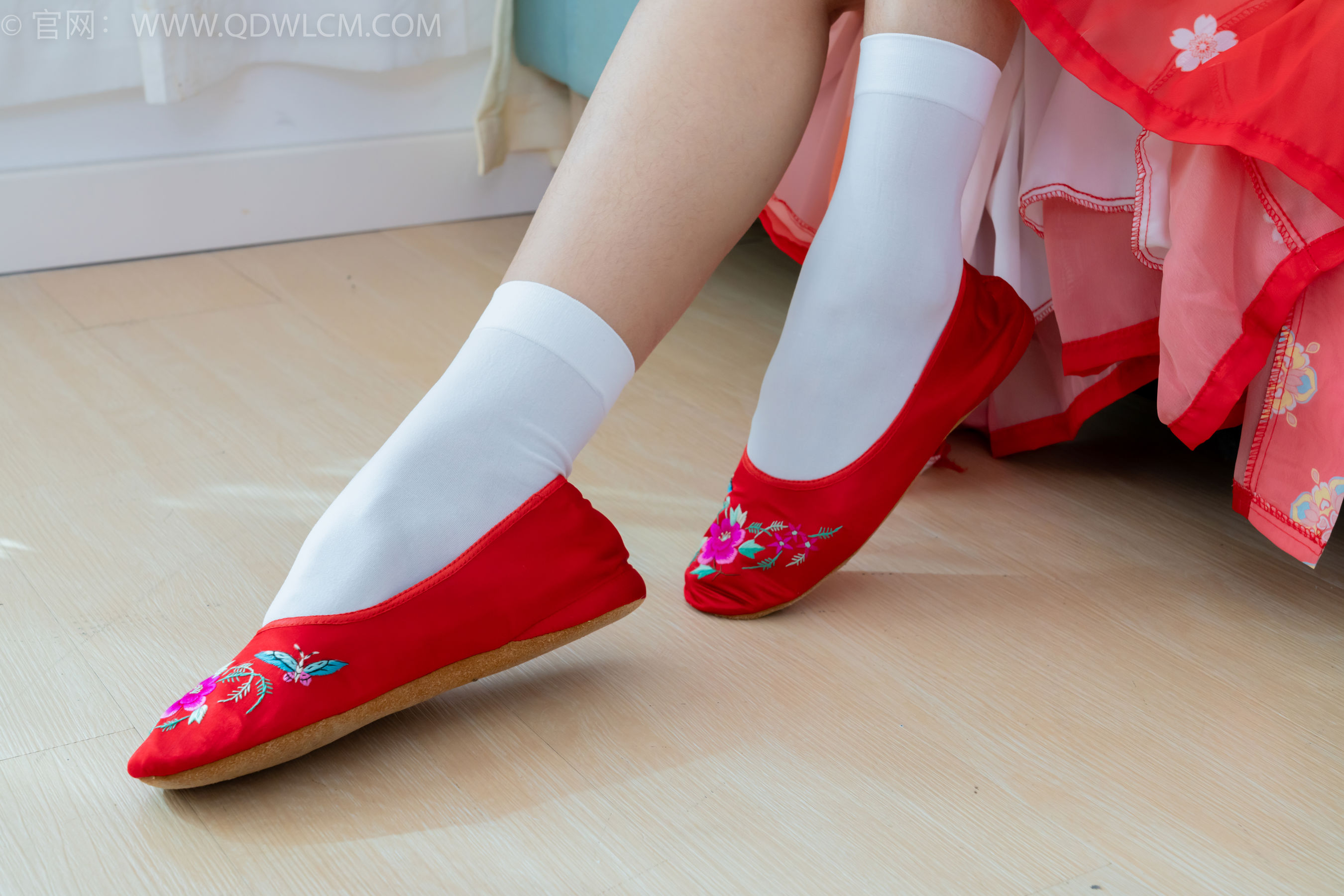 物恋传媒 No.2386 岚岚 - 布鞋、短白丝、红色船袜、汉服/(179P)