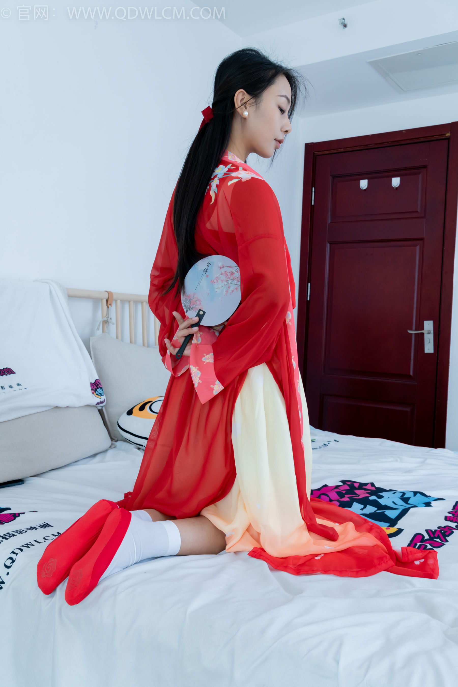 物恋传媒 No.2386 岚岚 - 布鞋、短白丝、红色船袜、汉服/(179P)