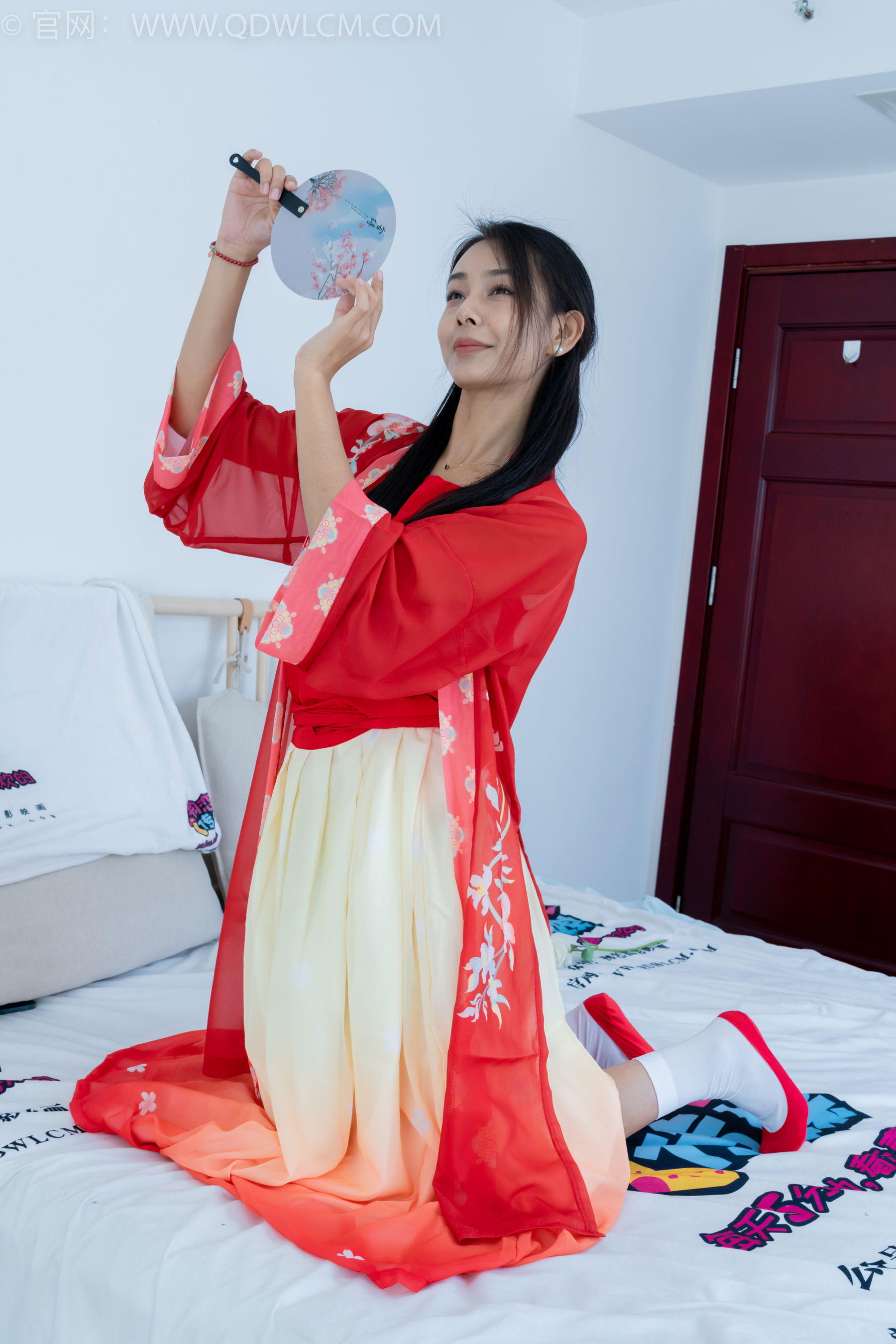 物恋传媒 No.2386 岚岚 - 布鞋、短白丝、红色船袜、汉服/(179P)