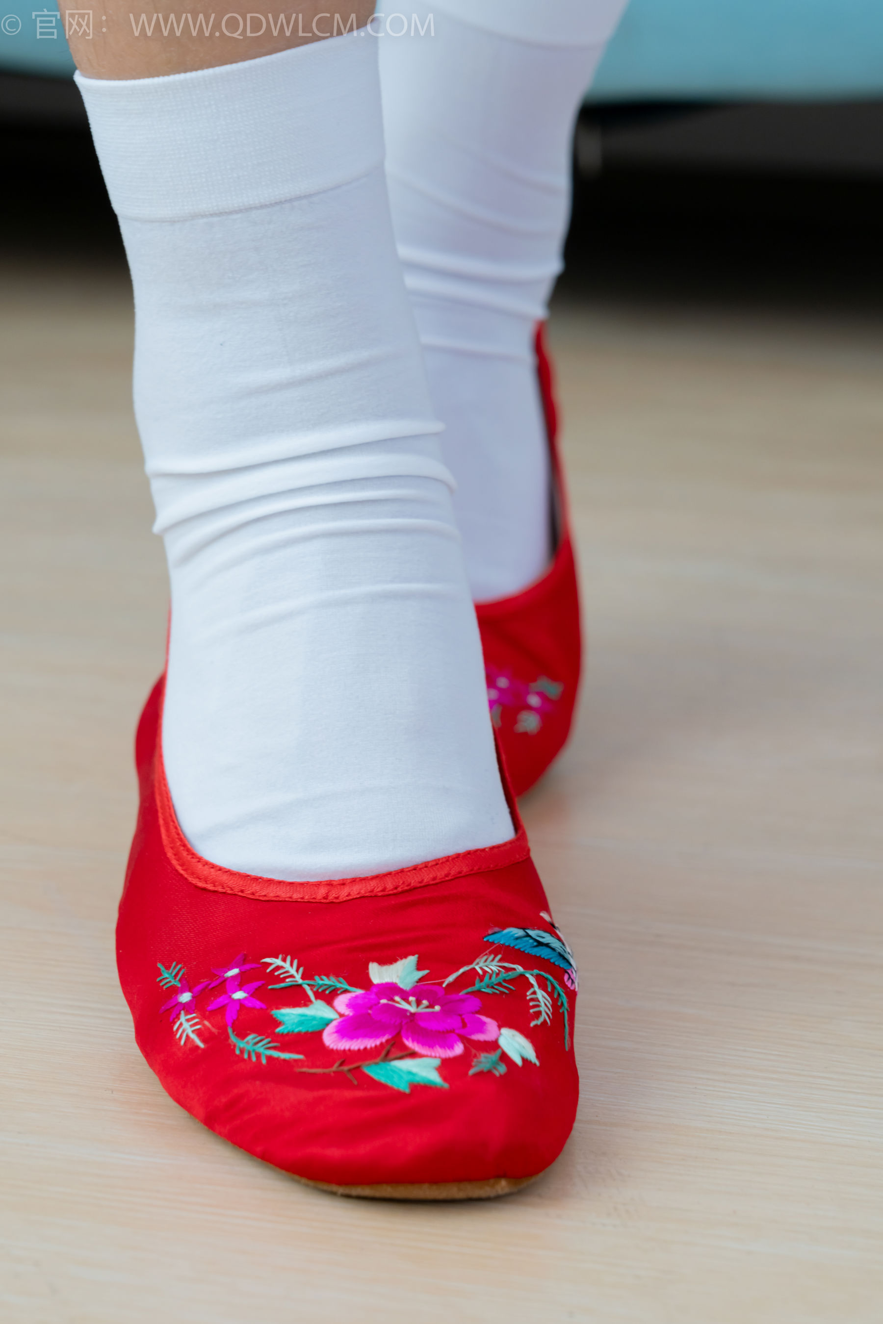 物恋传媒 No.2386 岚岚 - 布鞋、短白丝、红色船袜、汉服/(179P)