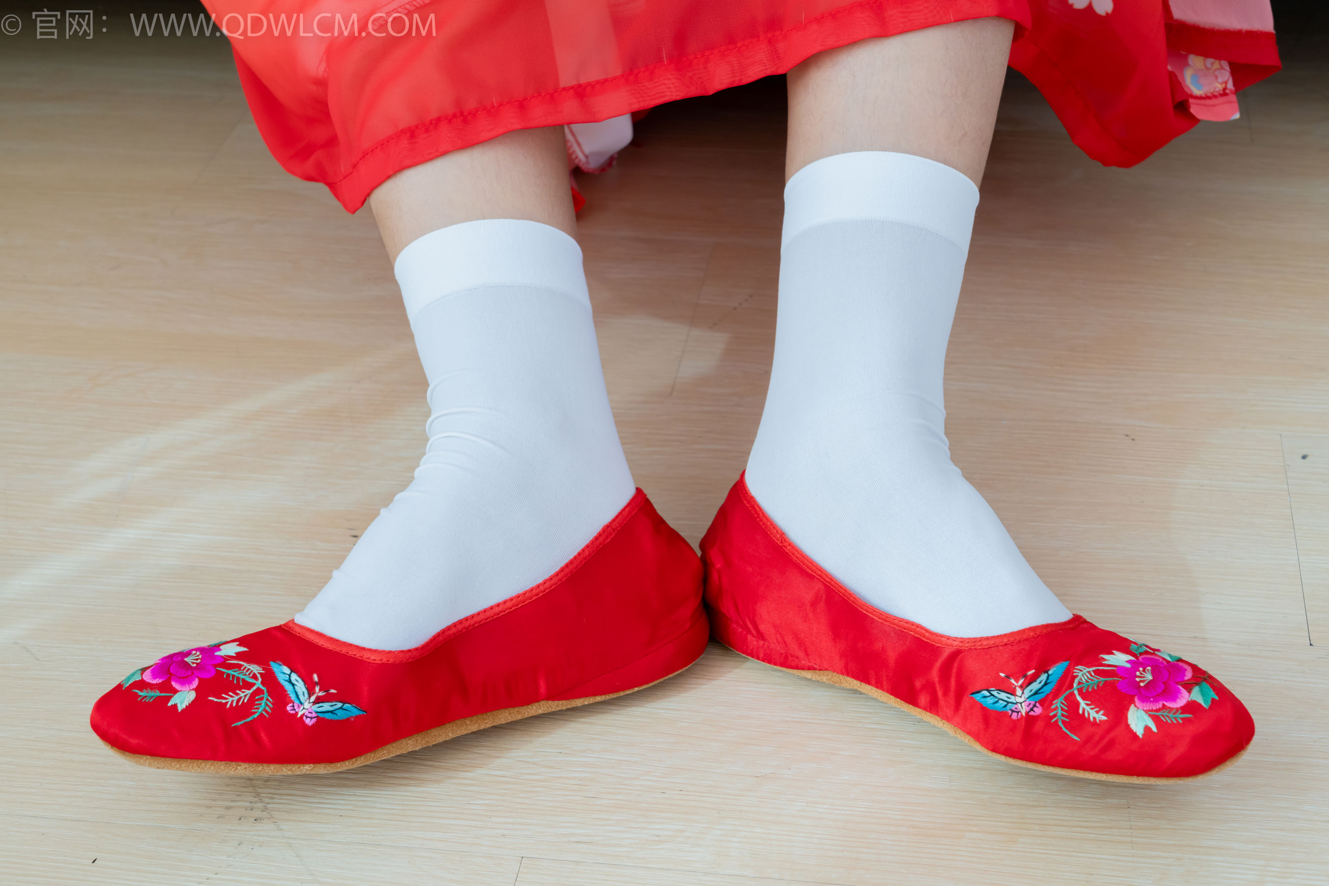 物恋传媒 No.2386 岚岚 - 布鞋、短白丝、红色船袜、汉服/(179P)