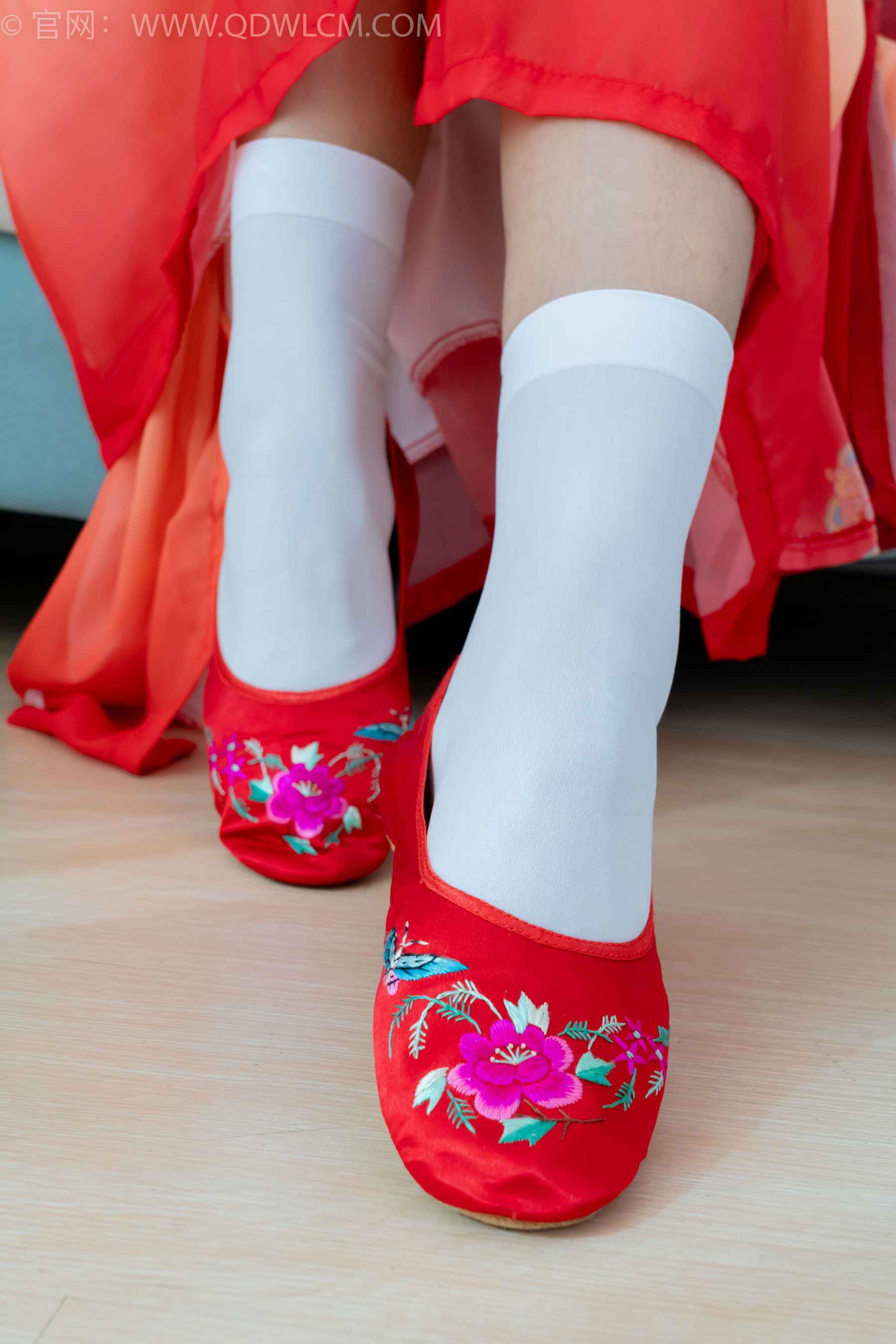 物恋传媒 No.2386 岚岚 - 布鞋、短白丝、红色船袜、汉服/(179P)