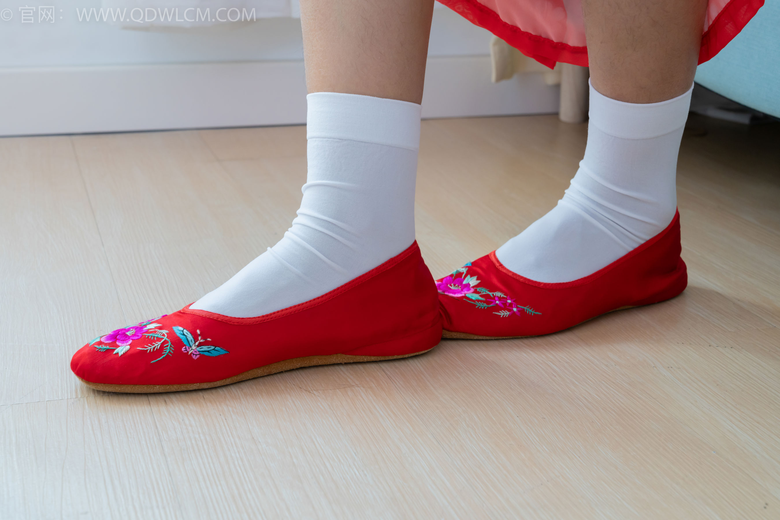 物恋传媒 No.2386 岚岚 - 布鞋、短白丝、红色船袜、汉服/(179P)