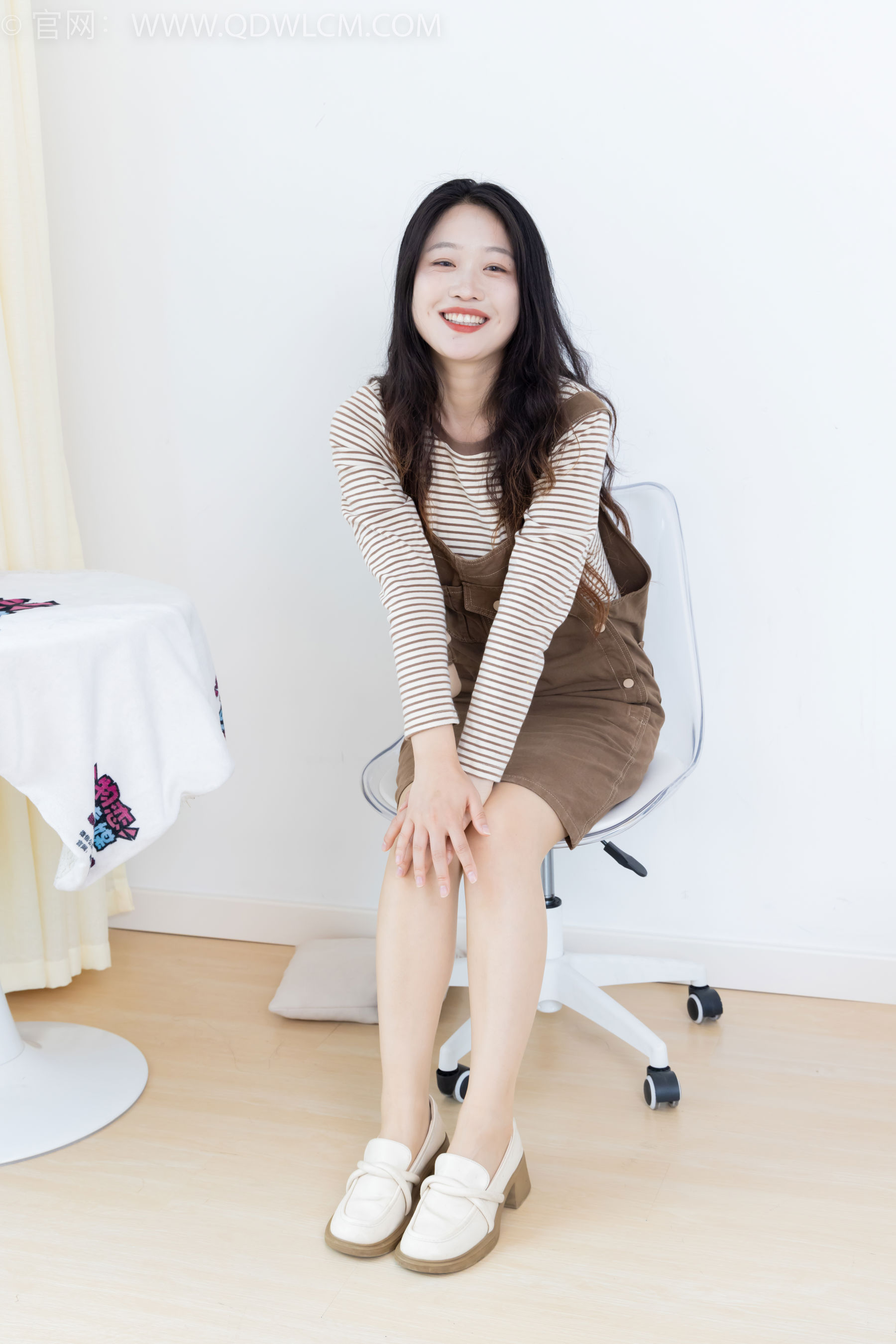 物恋传媒 No.2388 小紫 - 皮鞋、薄肉丝大腿袜/(160P)