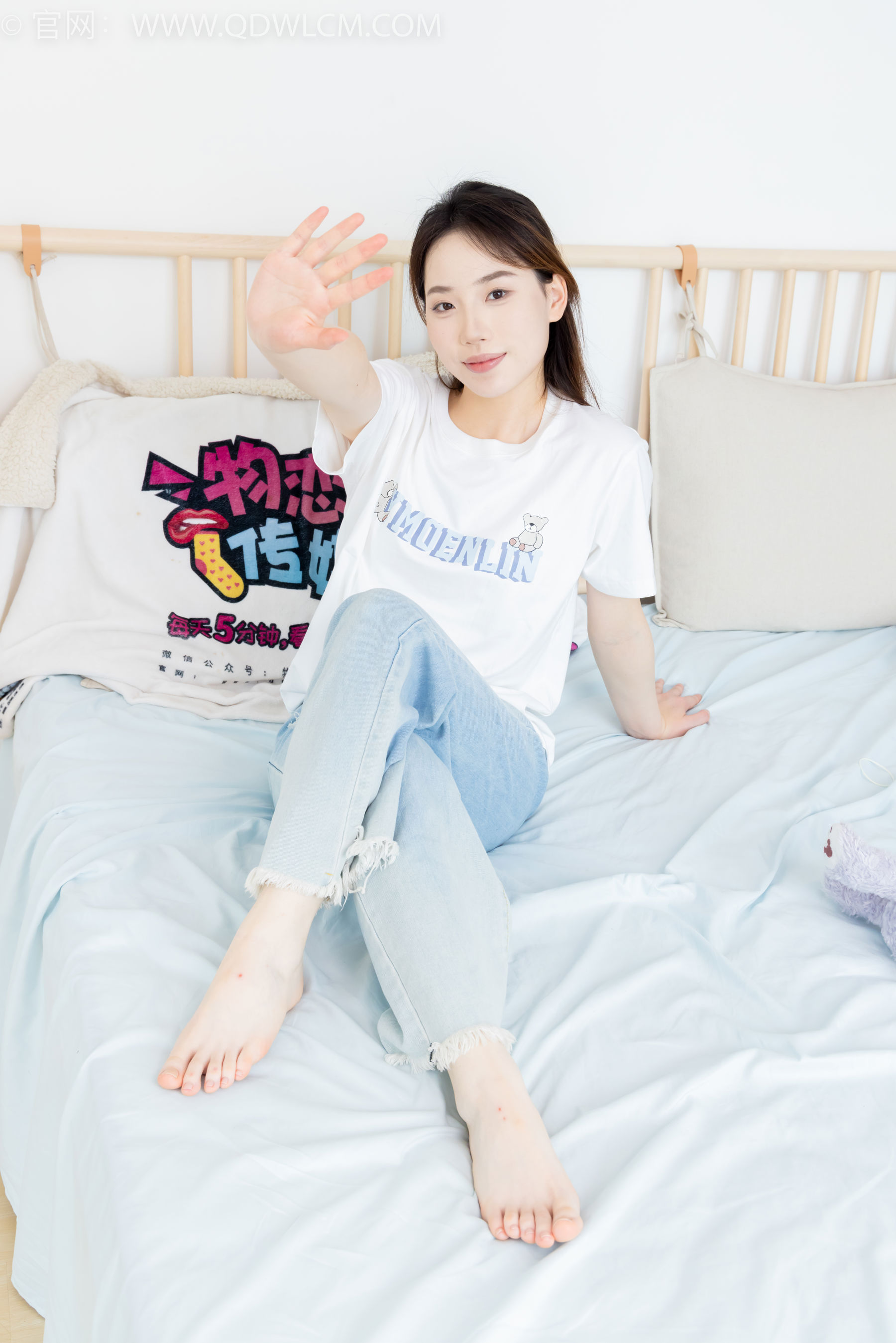 物恋传媒 No.2390 荔枝 - 帆布鞋、短白棉袜、裸足/(150P)