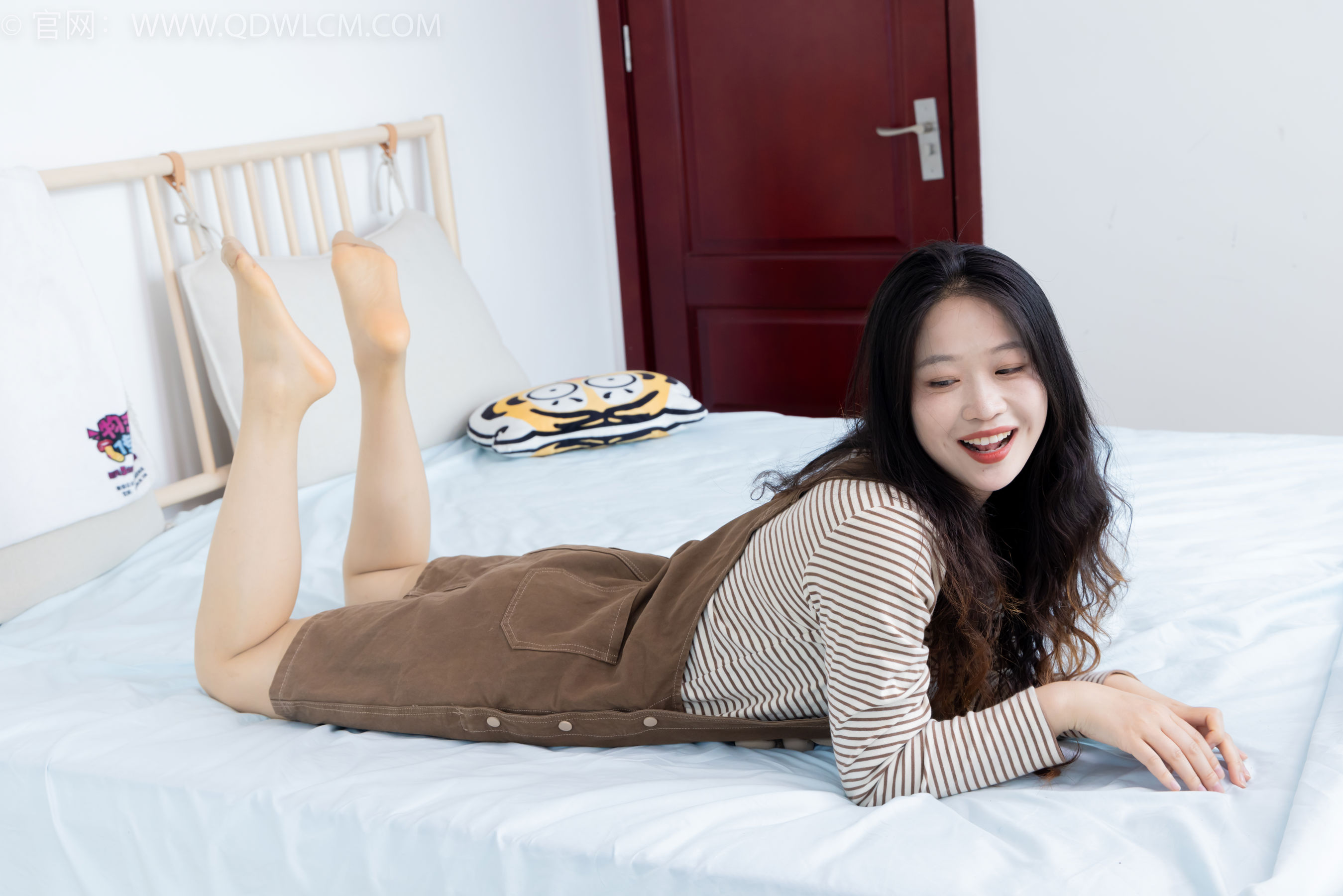 物恋传媒 No.2388 小紫 - 皮鞋、薄肉丝大腿袜/(160P)