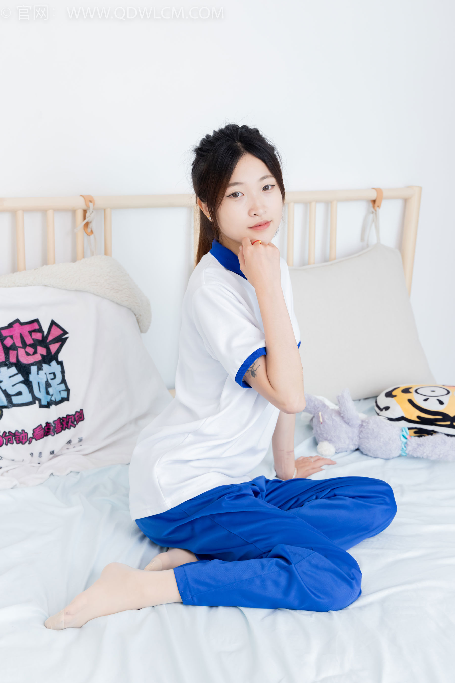 物恋传媒 No.2387 小夏 - 帆布鞋、白短棉袜、薄肉丝、校服/(150P)