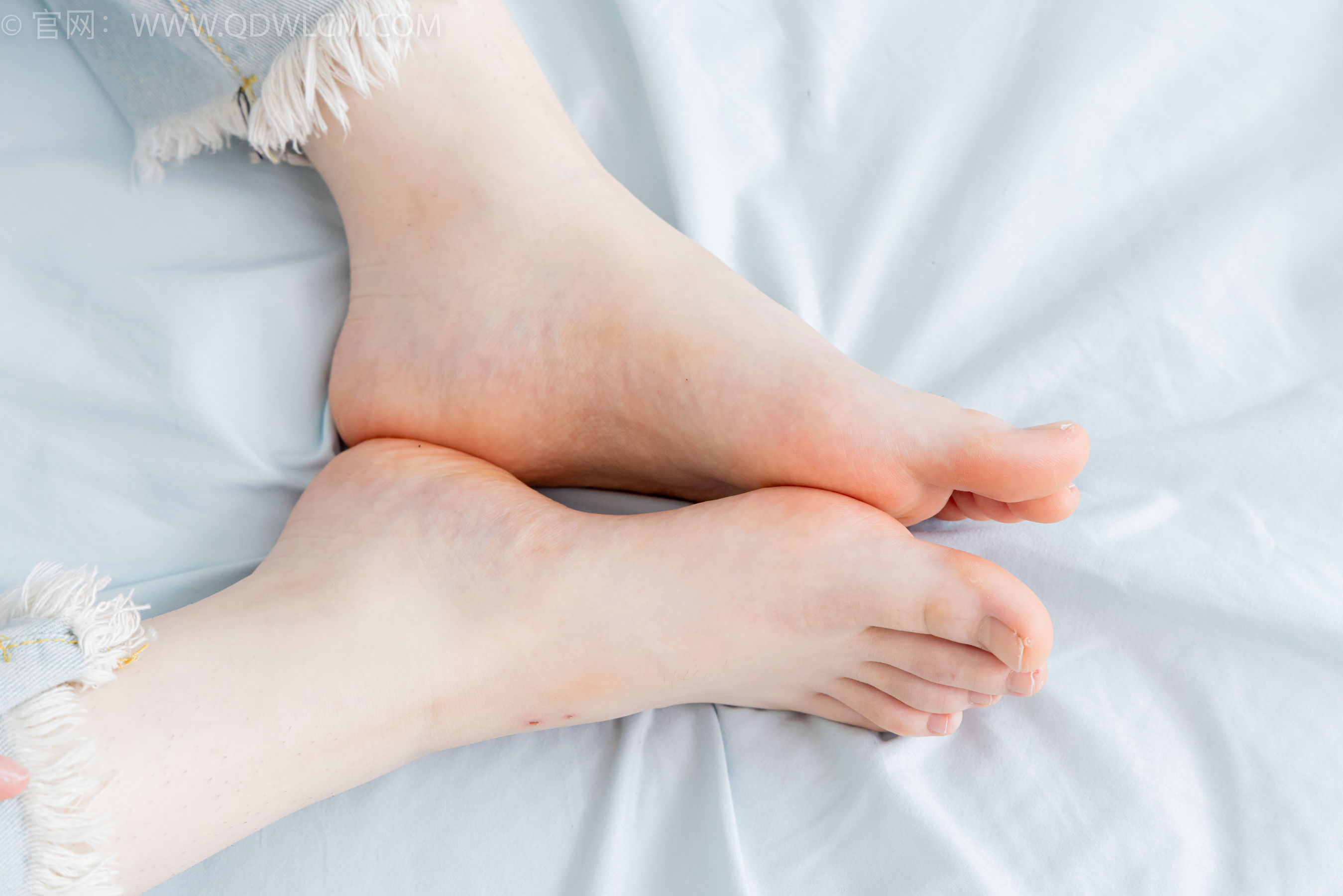 物恋传媒 No.2390 荔枝 - 帆布鞋、短白棉袜、裸足/(150P)