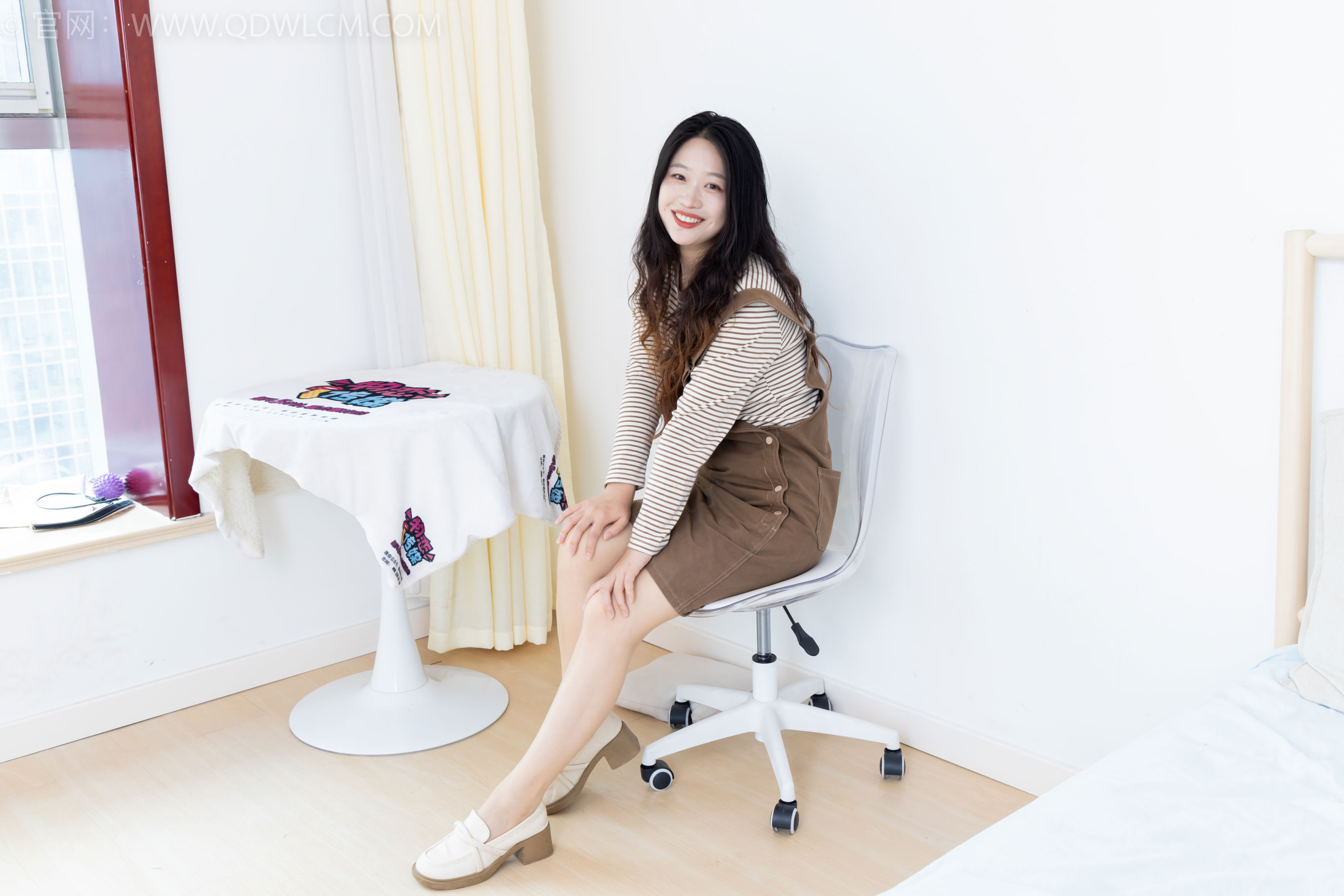 物恋传媒 No.2388 小紫 - 皮鞋、薄肉丝大腿袜/(160P)