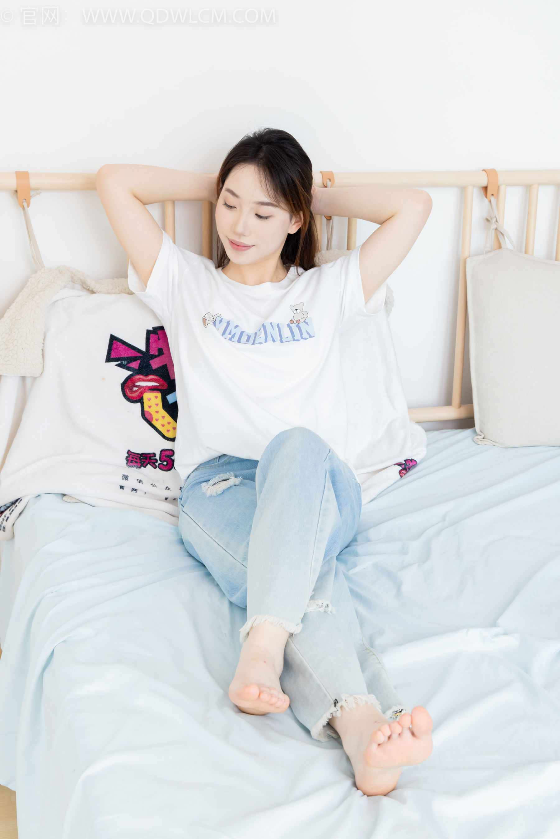 物恋传媒 No.2390 荔枝 - 帆布鞋、短白棉袜、裸足/(150P)