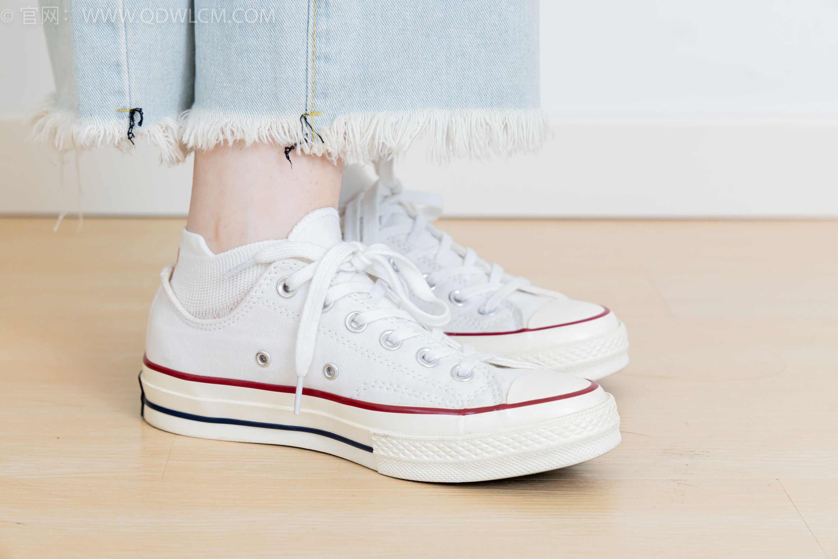 物恋传媒 No.2390 荔枝 - 帆布鞋、短白棉袜、裸足/(150P)