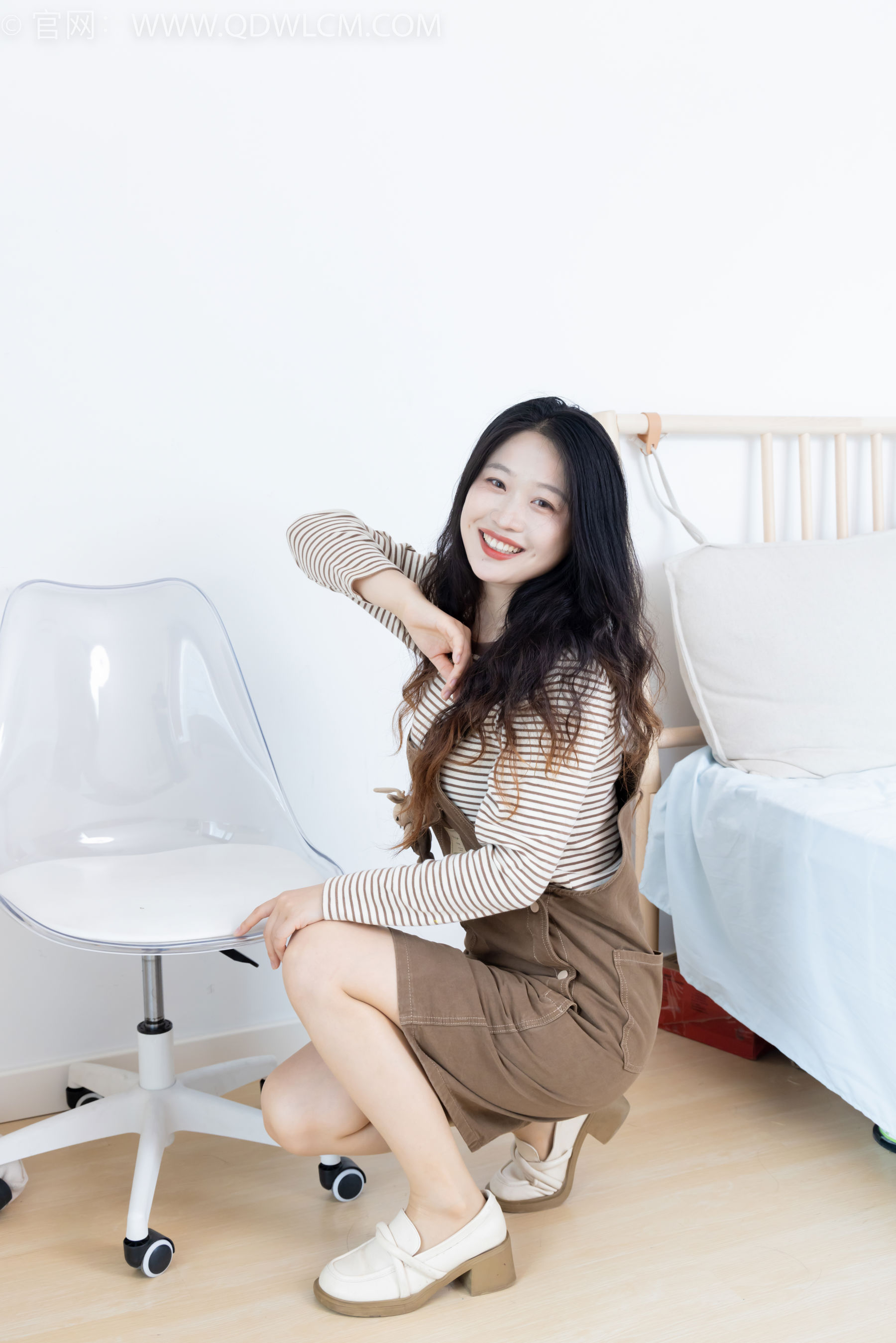 物恋传媒 No.2388 小紫 - 皮鞋、薄肉丝大腿袜/(160P)