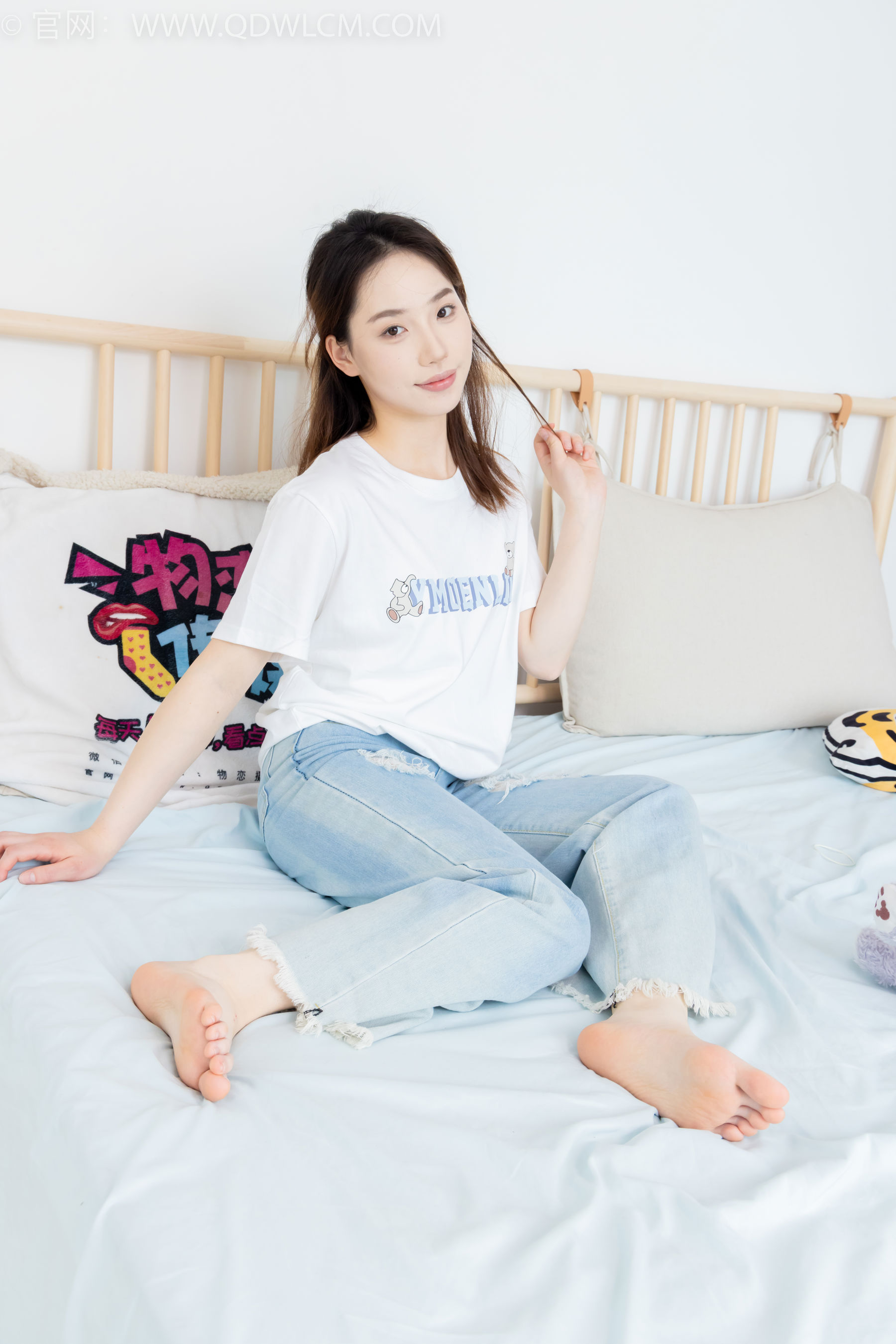 物恋传媒 No.2390 荔枝 - 帆布鞋、短白棉袜、裸足/(150P)