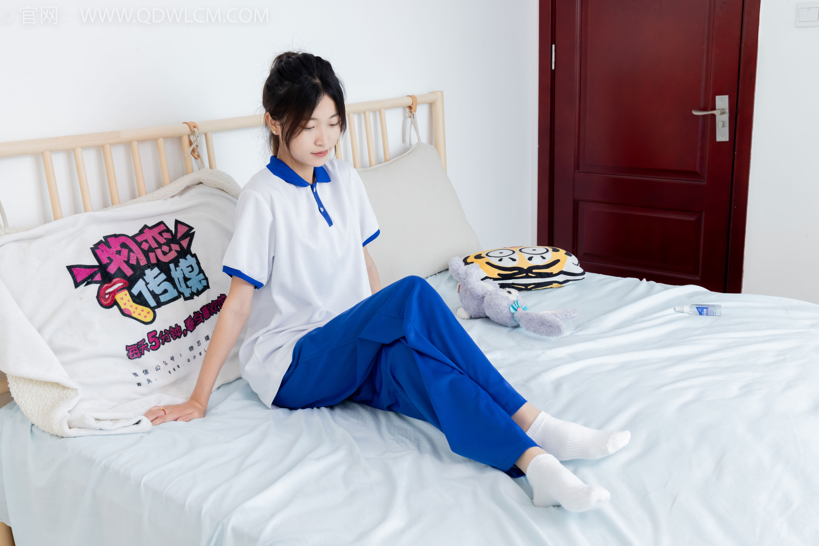 物恋传媒 No.2387 小夏 - 帆布鞋、白短棉袜、薄肉丝、校服/(150P)