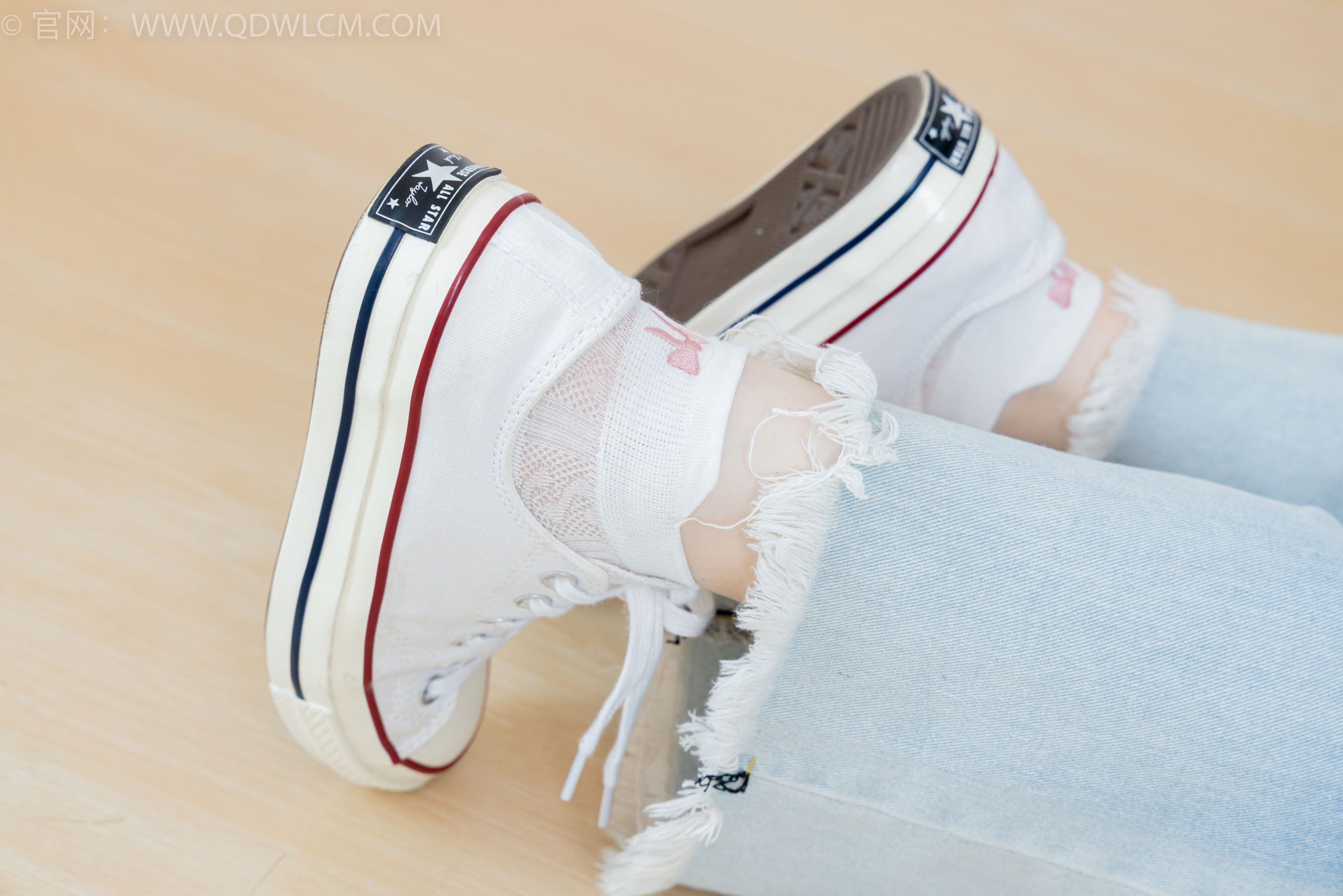 物恋传媒 No.2390 荔枝 - 帆布鞋、短白棉袜、裸足/(150P)