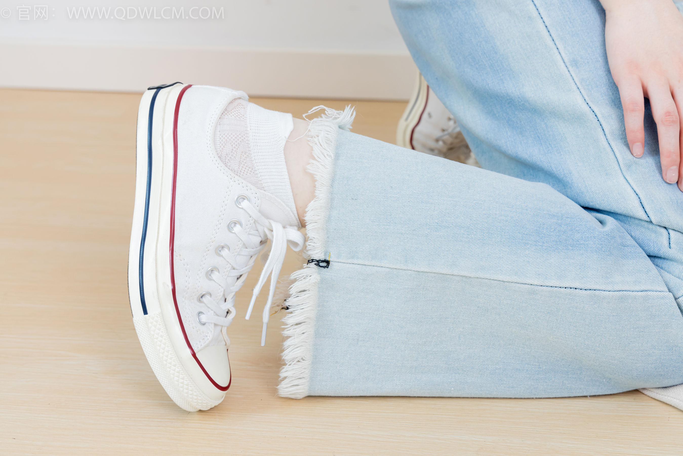 物恋传媒 No.2390 荔枝 - 帆布鞋、短白棉袜、裸足/(150P)