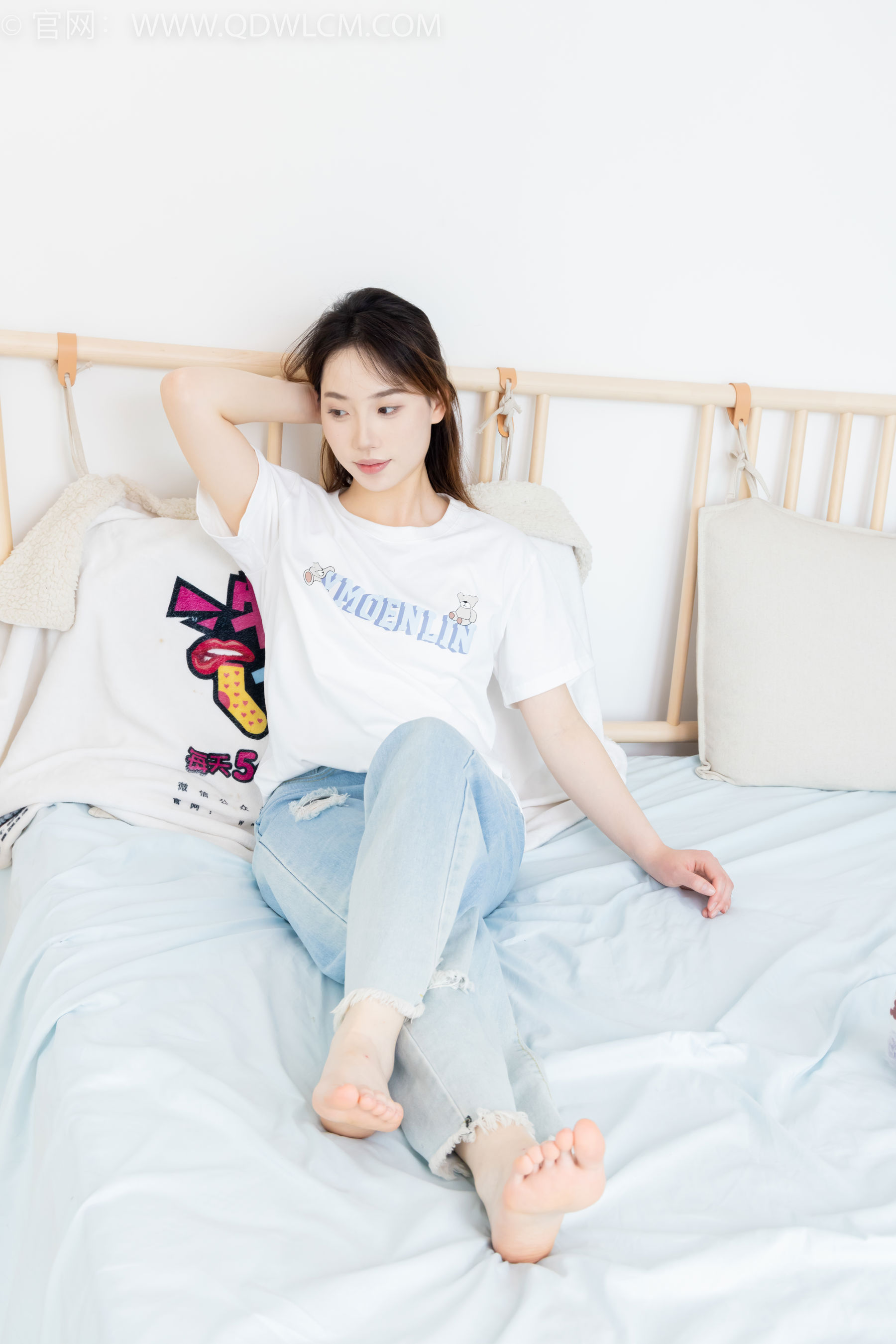 物恋传媒 No.2390 荔枝 - 帆布鞋、短白棉袜、裸足/(150P)