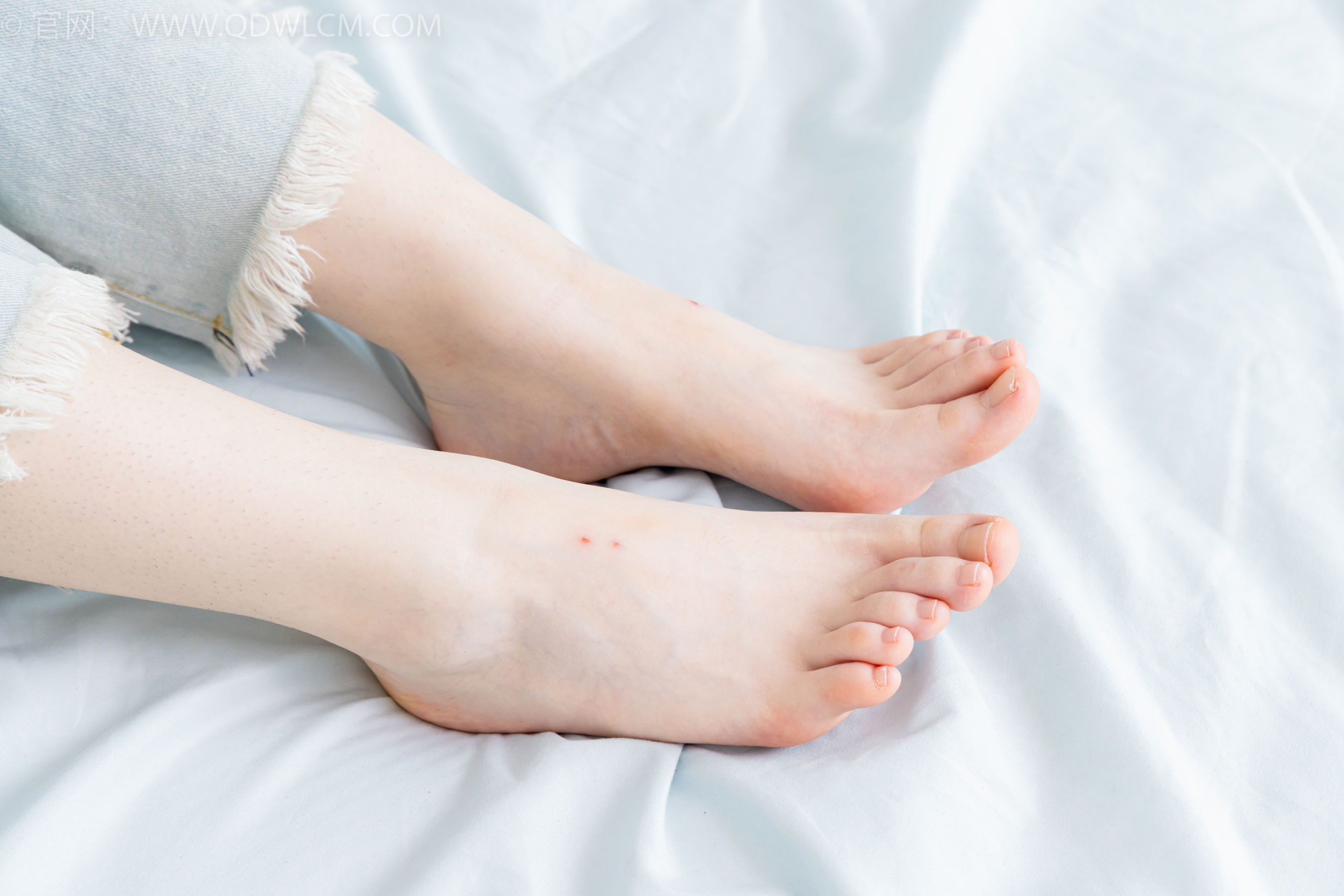 物恋传媒 No.2390 荔枝 - 帆布鞋、短白棉袜、裸足/(150P)