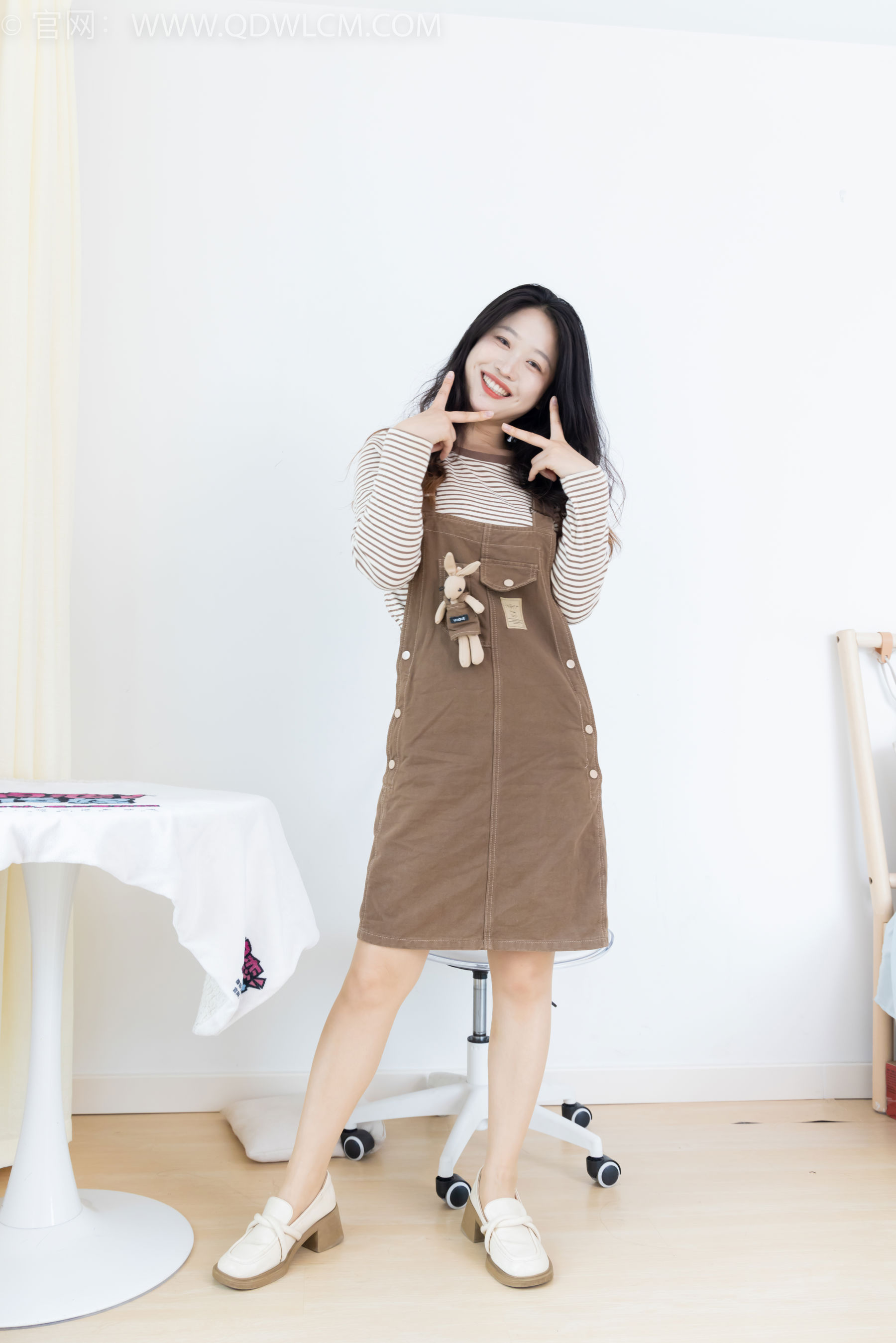 物恋传媒 No.2388 小紫 - 皮鞋、薄肉丝大腿袜/(160P)