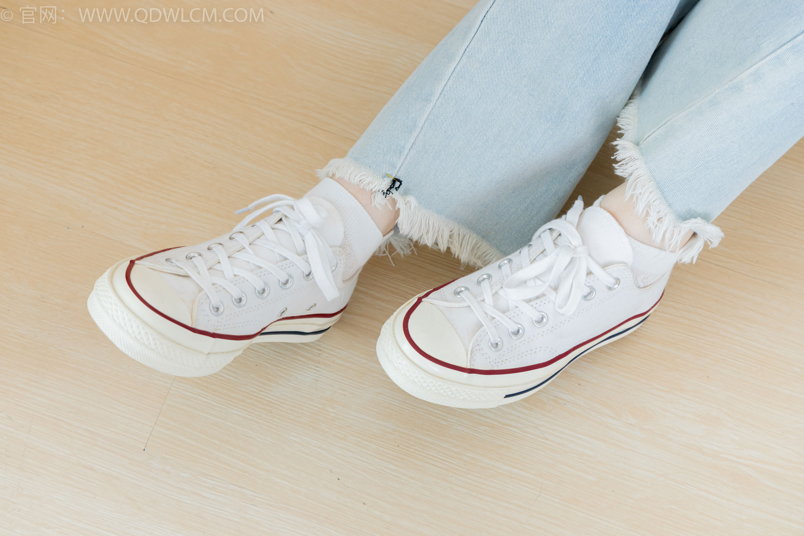 物恋传媒 No.2390 荔枝 - 帆布鞋、短白棉袜、裸足/(150P)