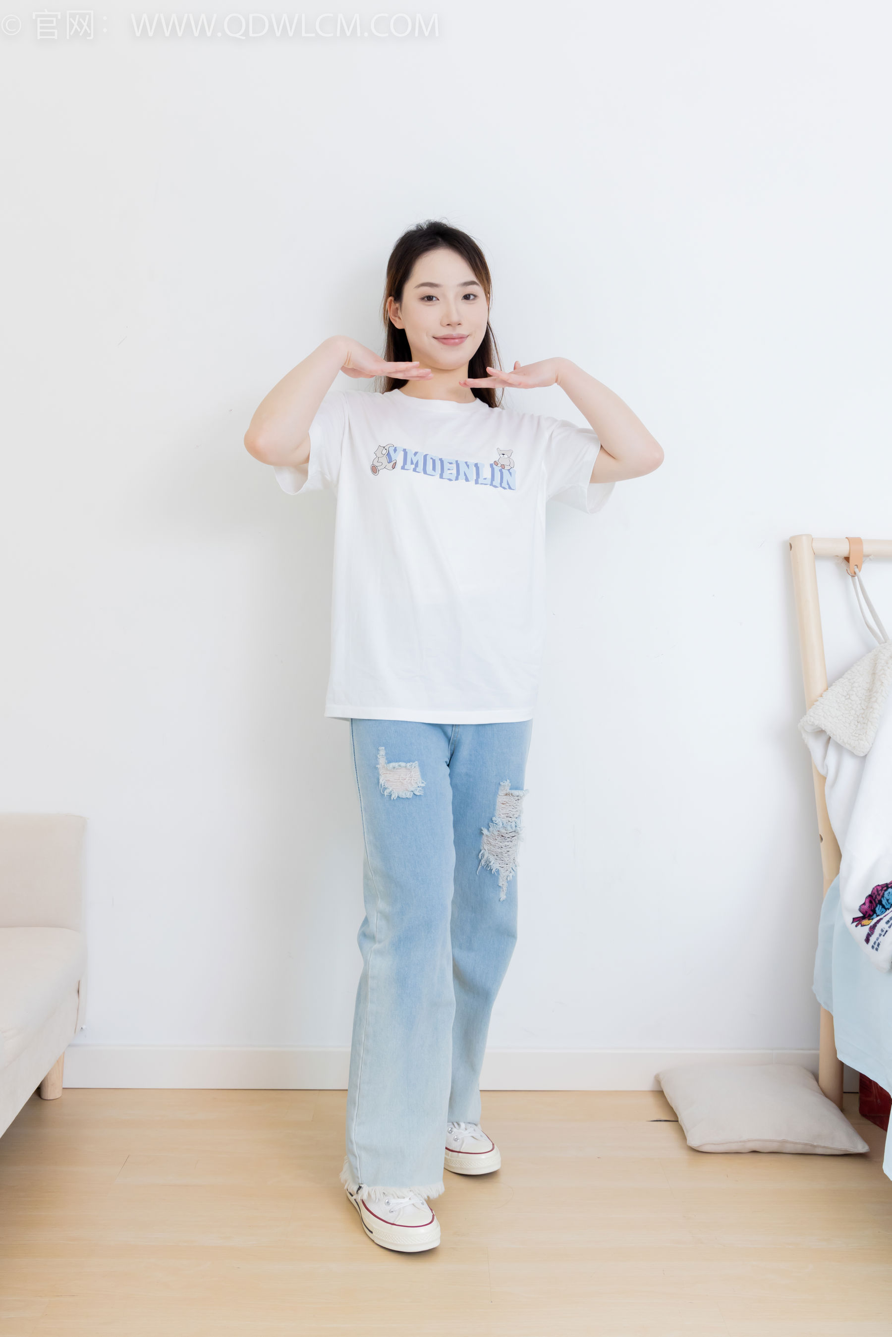 物恋传媒 No.2390 荔枝 - 帆布鞋、短白棉袜、裸足/(150P)