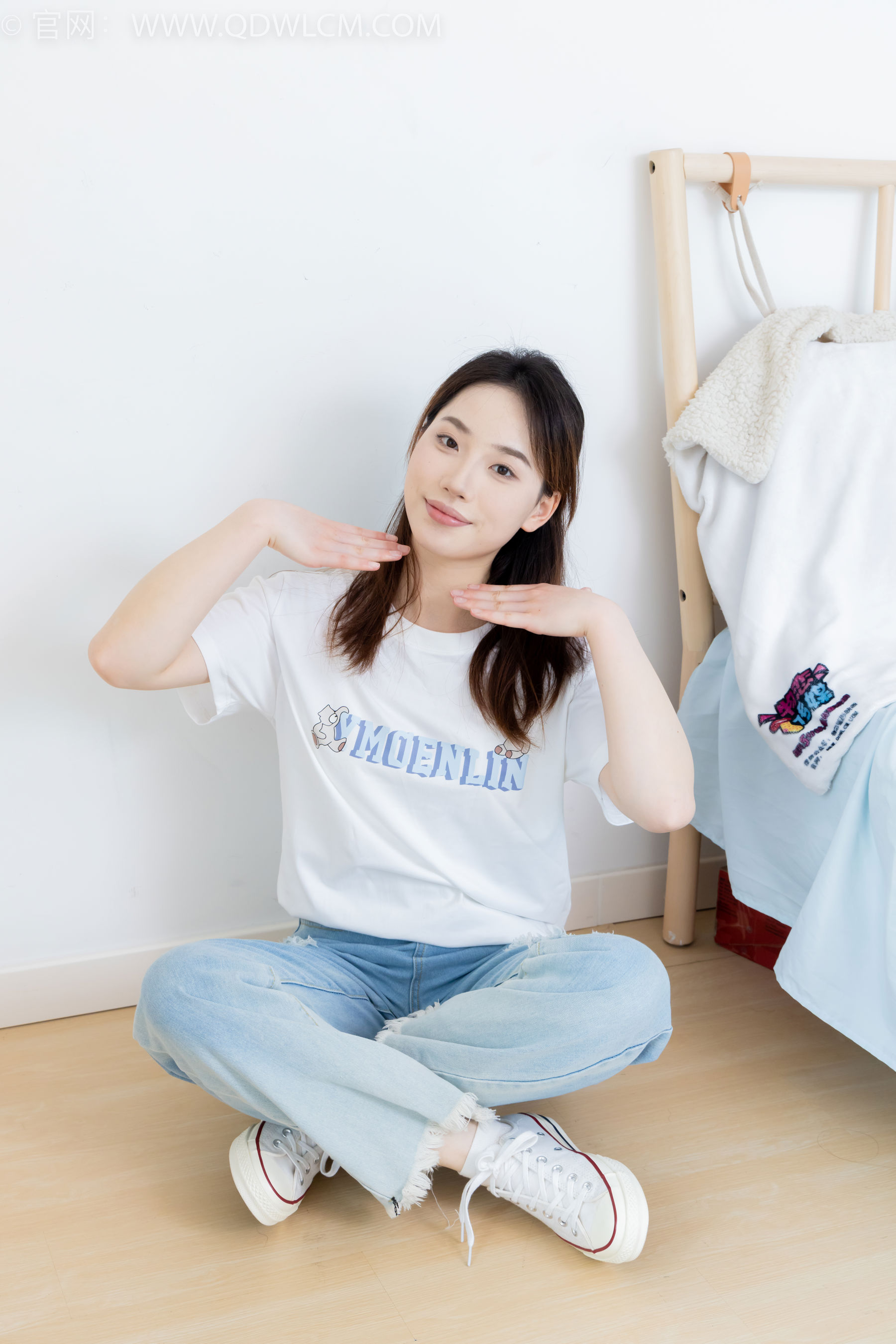 物恋传媒 No.2390 荔枝 - 帆布鞋、短白棉袜、裸足/(150P)