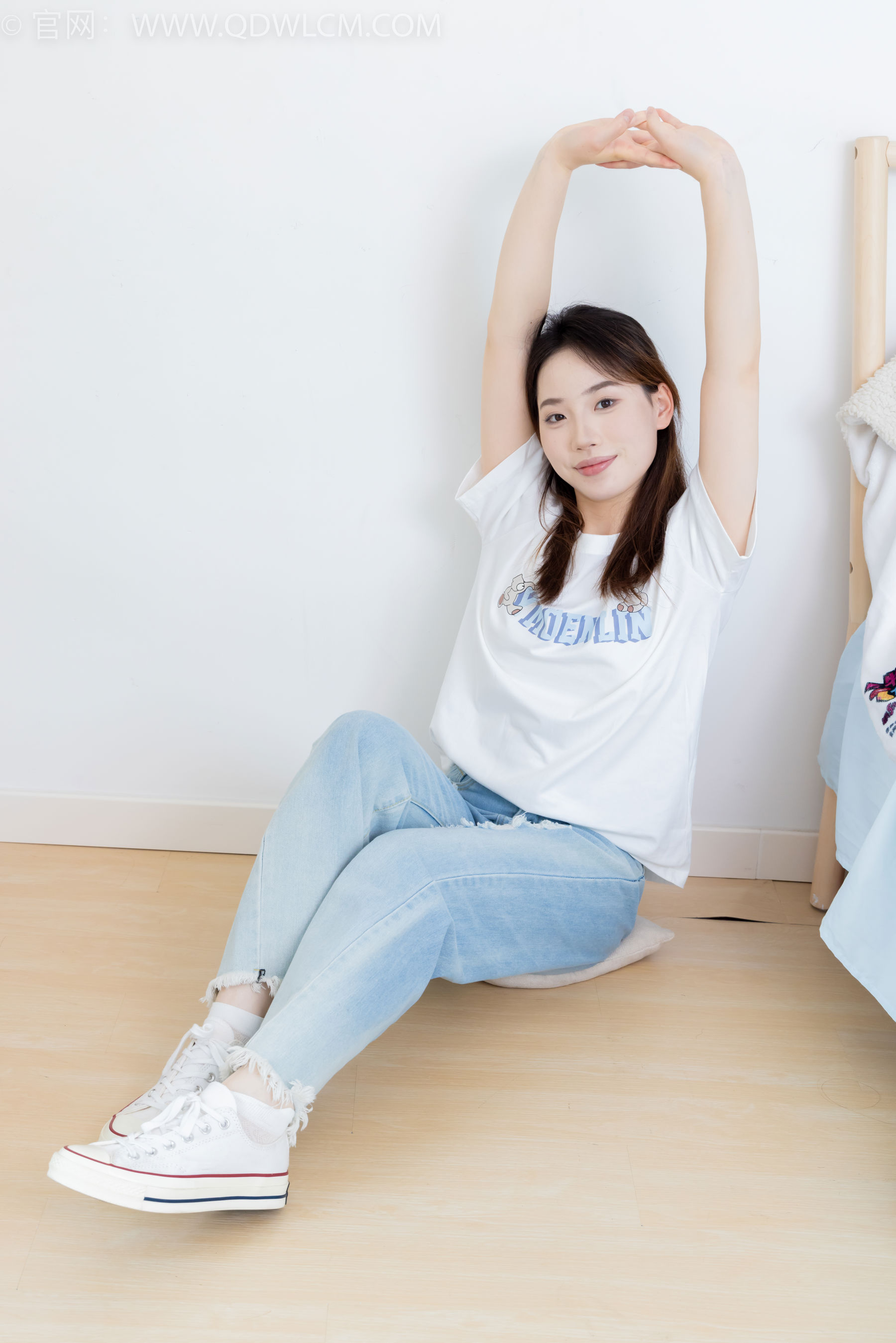 物恋传媒 No.2390 荔枝 - 帆布鞋、短白棉袜、裸足/(150P)