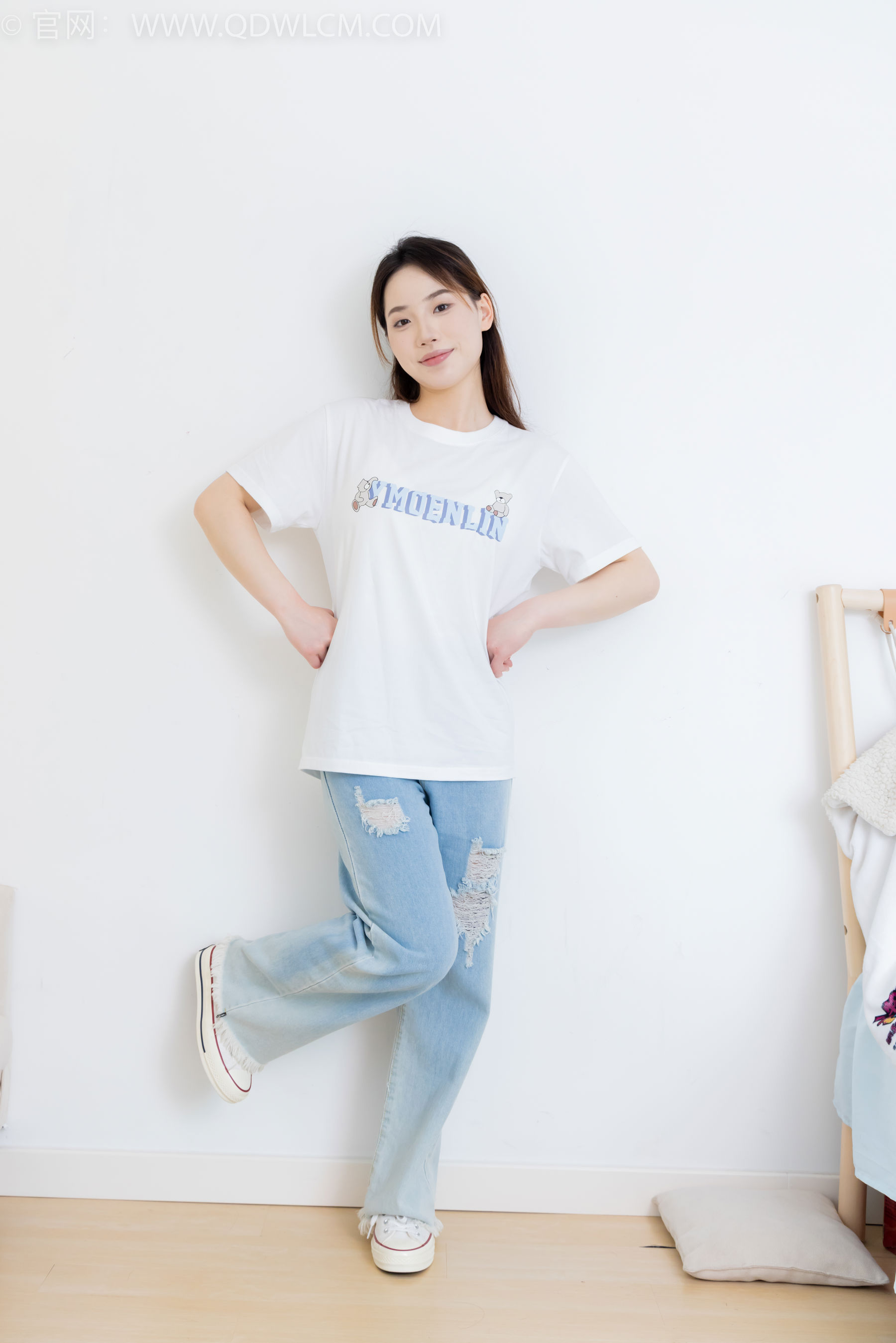 物恋传媒 No.2390 荔枝 - 帆布鞋、短白棉袜、裸足/(150P)