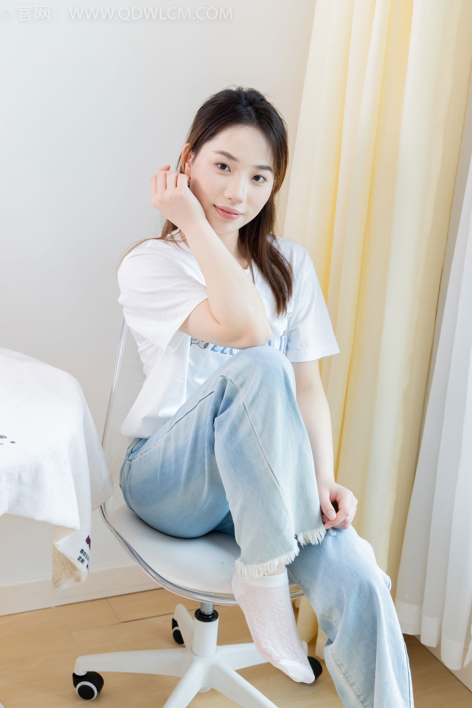 物恋传媒 No.2390 荔枝 - 帆布鞋、短白棉袜、裸足/(150P)