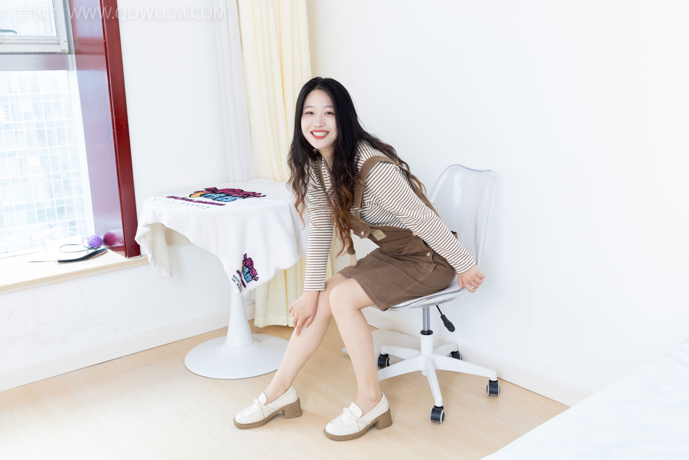 物恋传媒 No.2388 小紫 - 皮鞋、薄肉丝大腿袜/(160P)