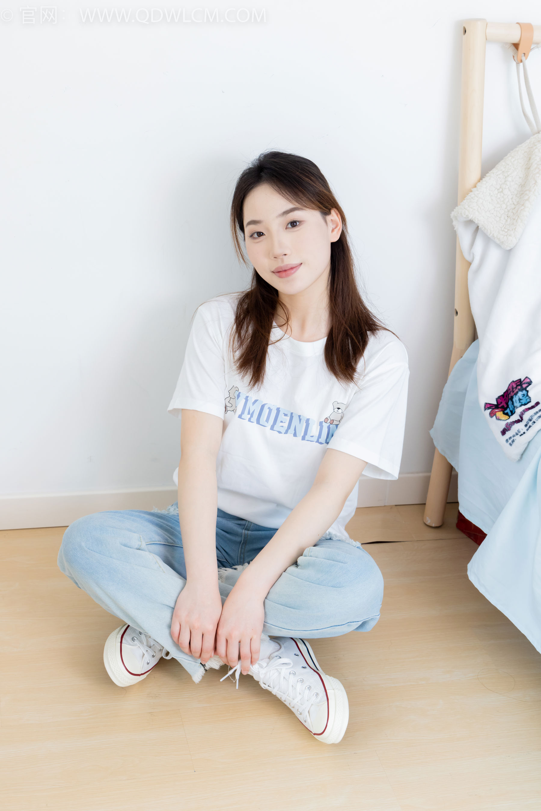 物恋传媒 No.2390 荔枝 - 帆布鞋、短白棉袜、裸足/(150P)