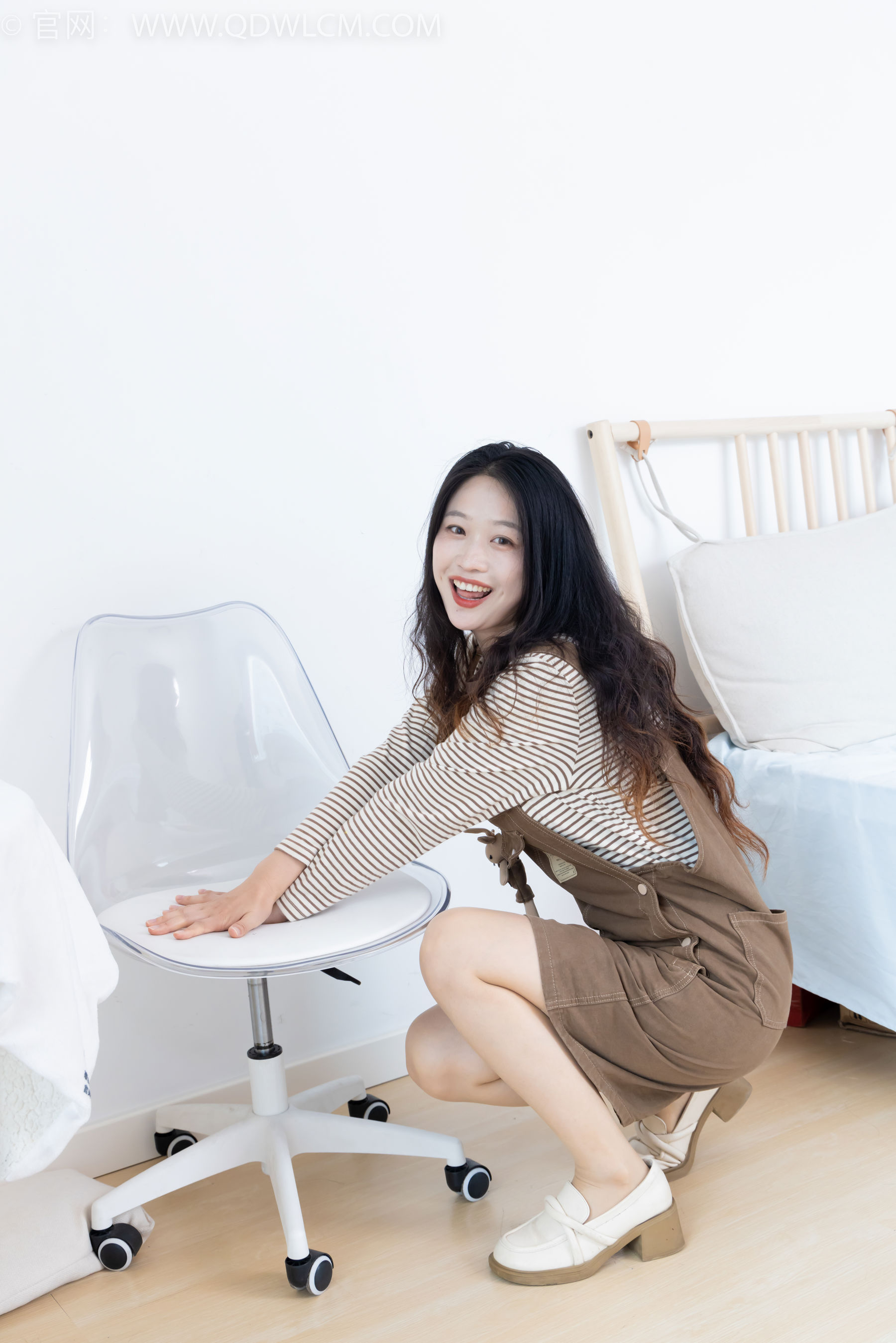 物恋传媒 No.2388 小紫 - 皮鞋、薄肉丝大腿袜/(160P)