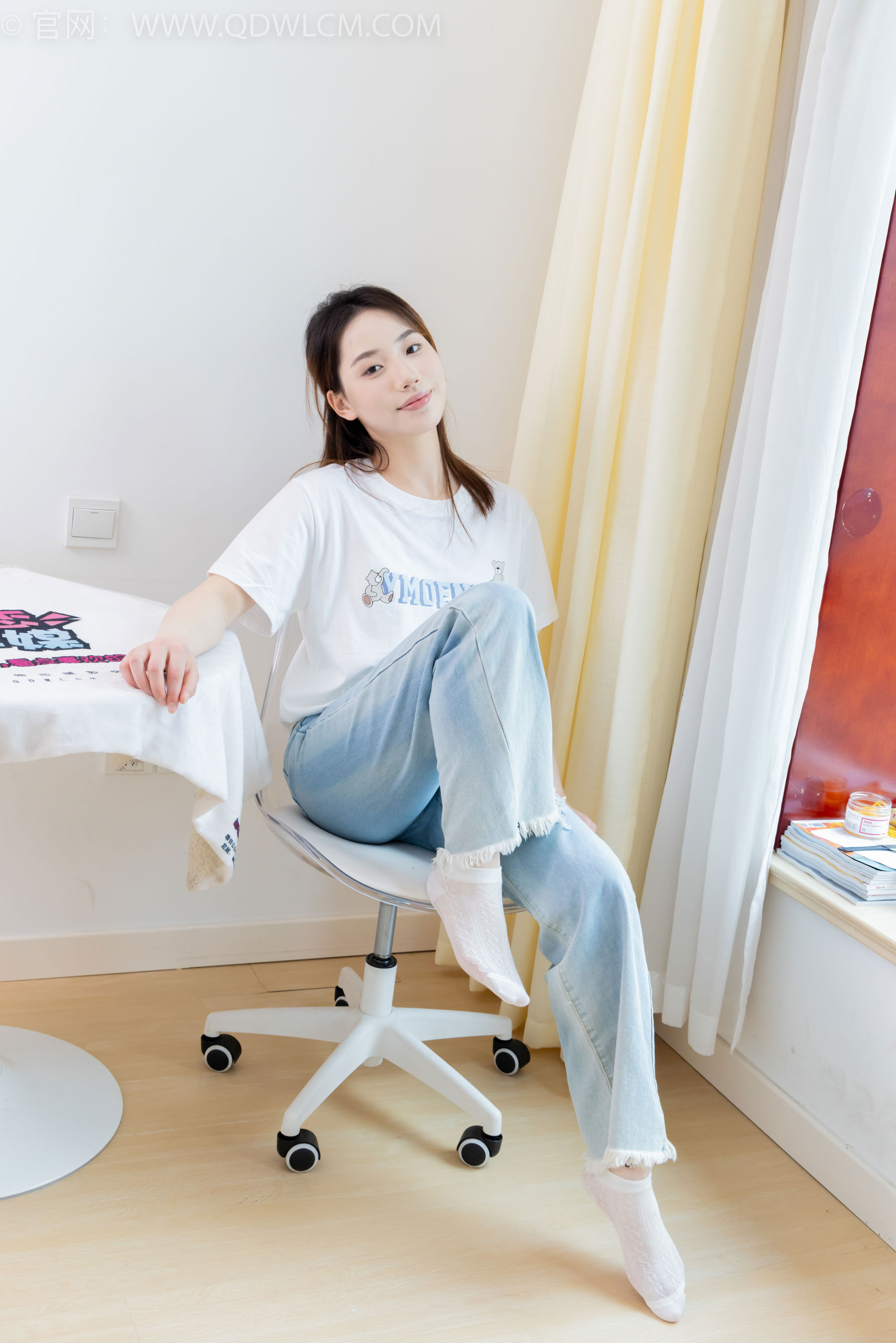 物恋传媒 No.2390 荔枝 - 帆布鞋、短白棉袜、裸足/(150P)