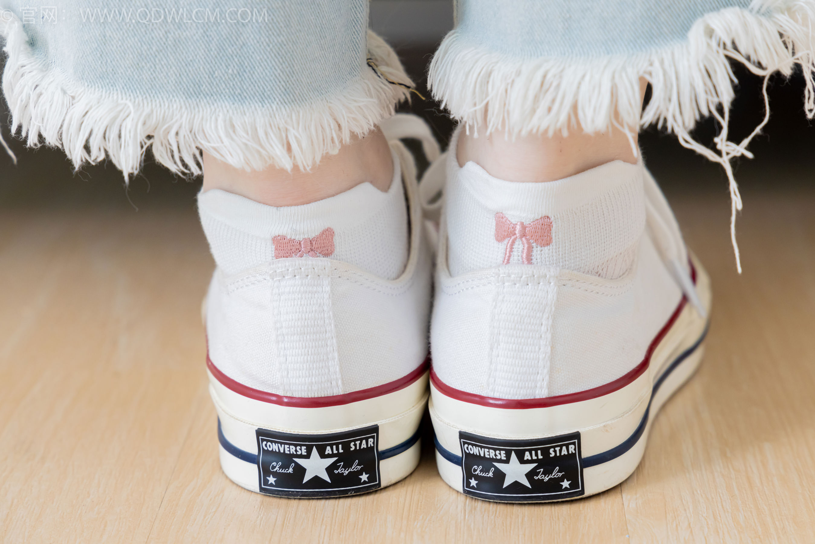 物恋传媒 No.2390 荔枝 - 帆布鞋、短白棉袜、裸足/(150P)