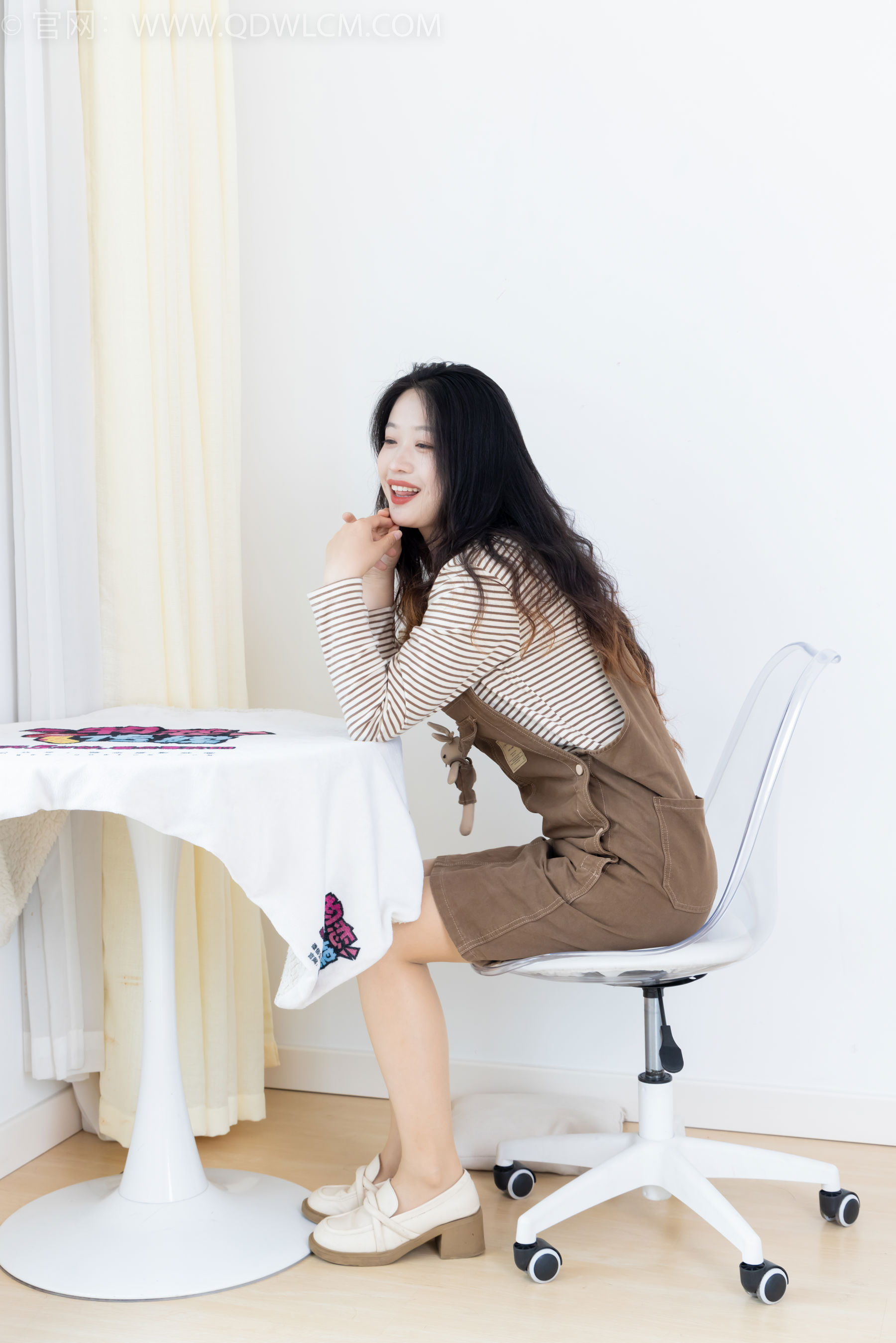 物恋传媒 No.2388 小紫 - 皮鞋、薄肉丝大腿袜/(160P)