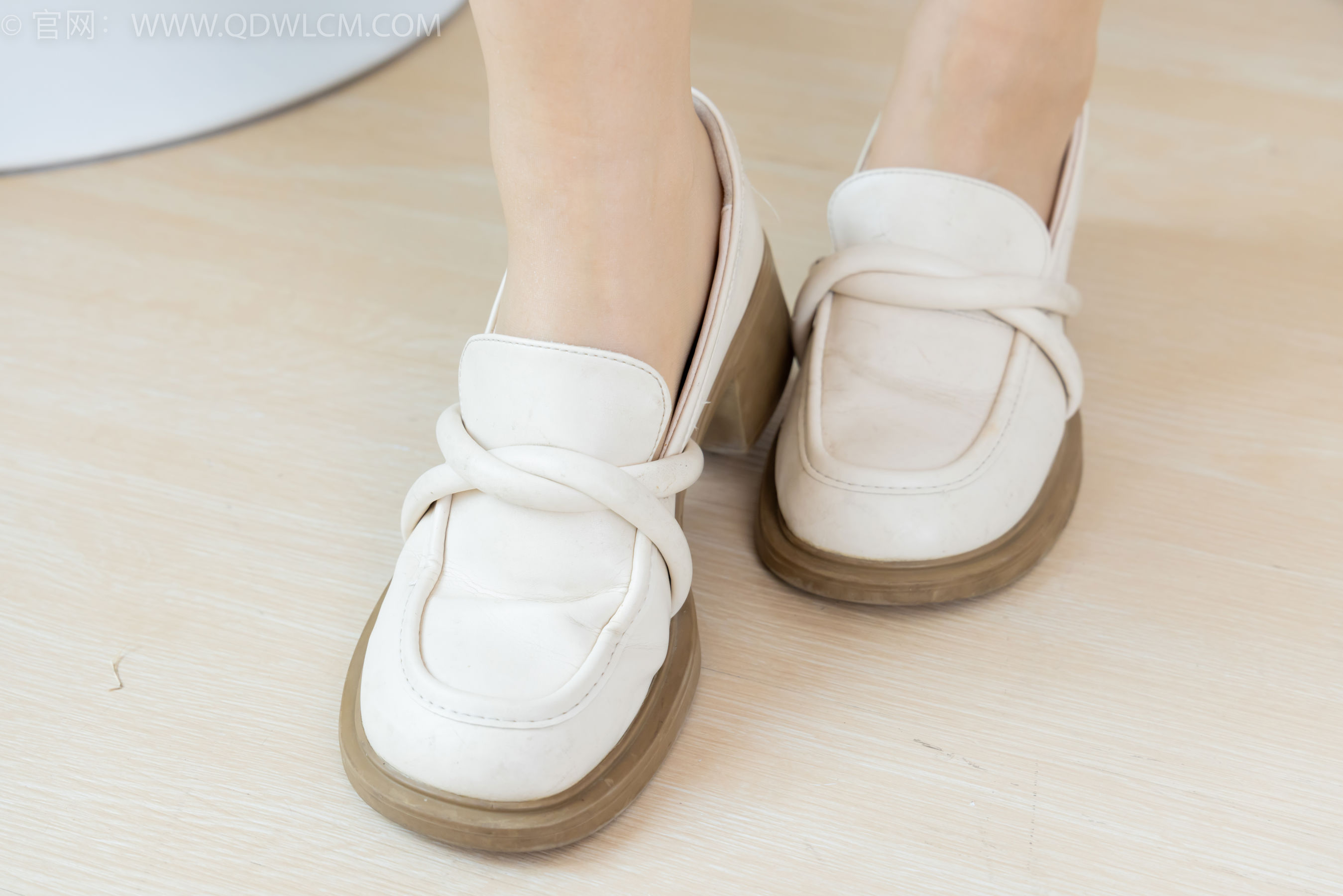 物恋传媒 No.2388 小紫 - 皮鞋、薄肉丝大腿袜/(160P)