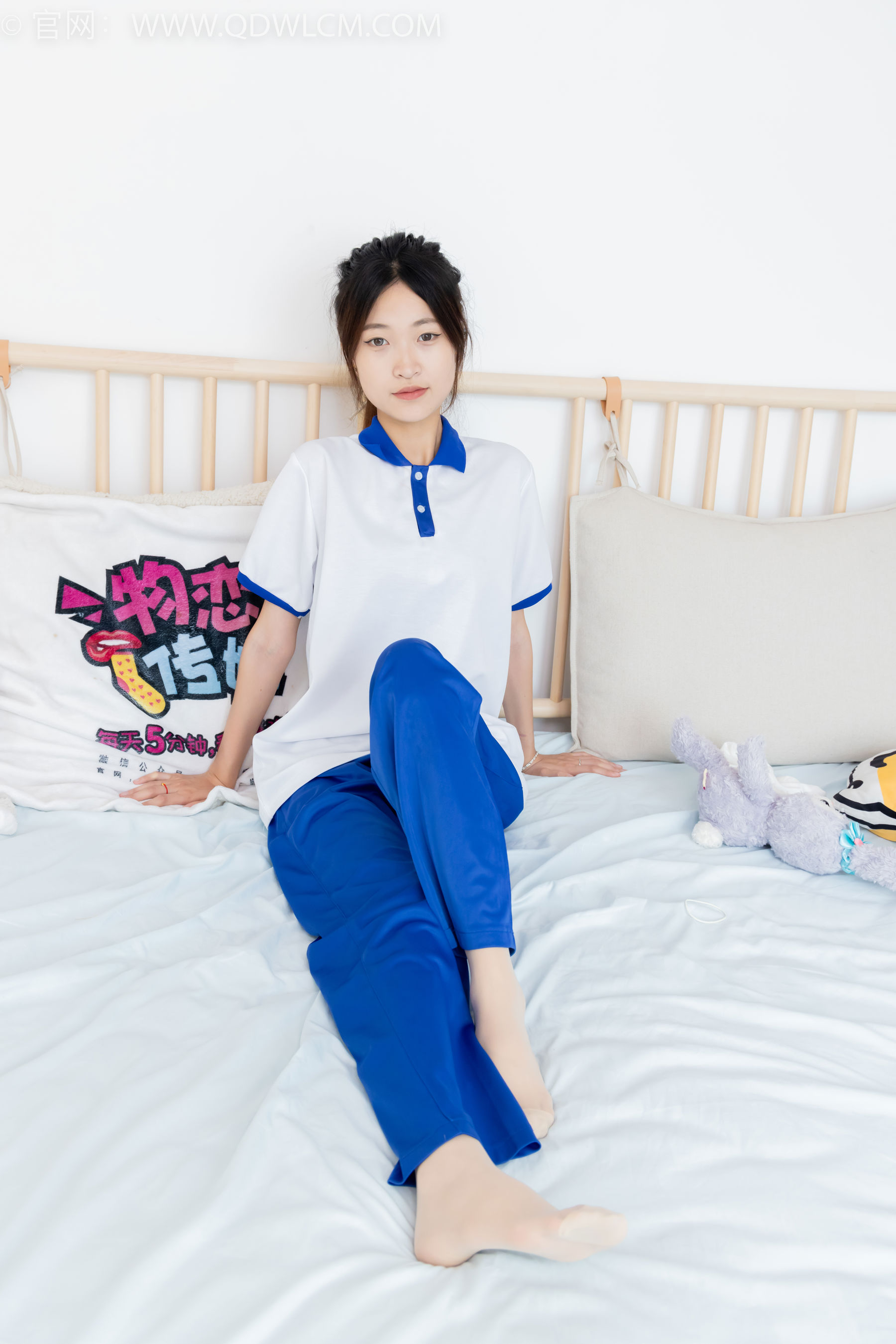 物恋传媒 No.2387 小夏 - 帆布鞋、白短棉袜、薄肉丝、校服/(150P)