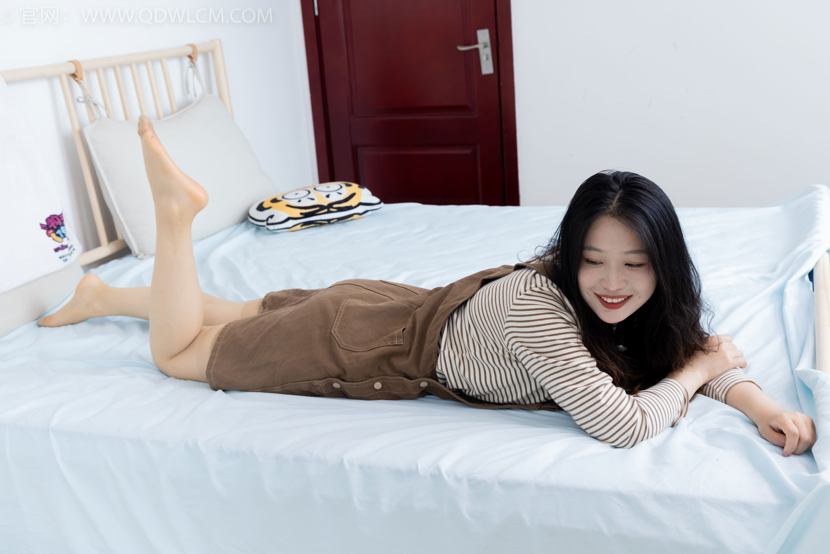 物恋传媒 No.2388 小紫 - 皮鞋、薄肉丝大腿袜/(160P)