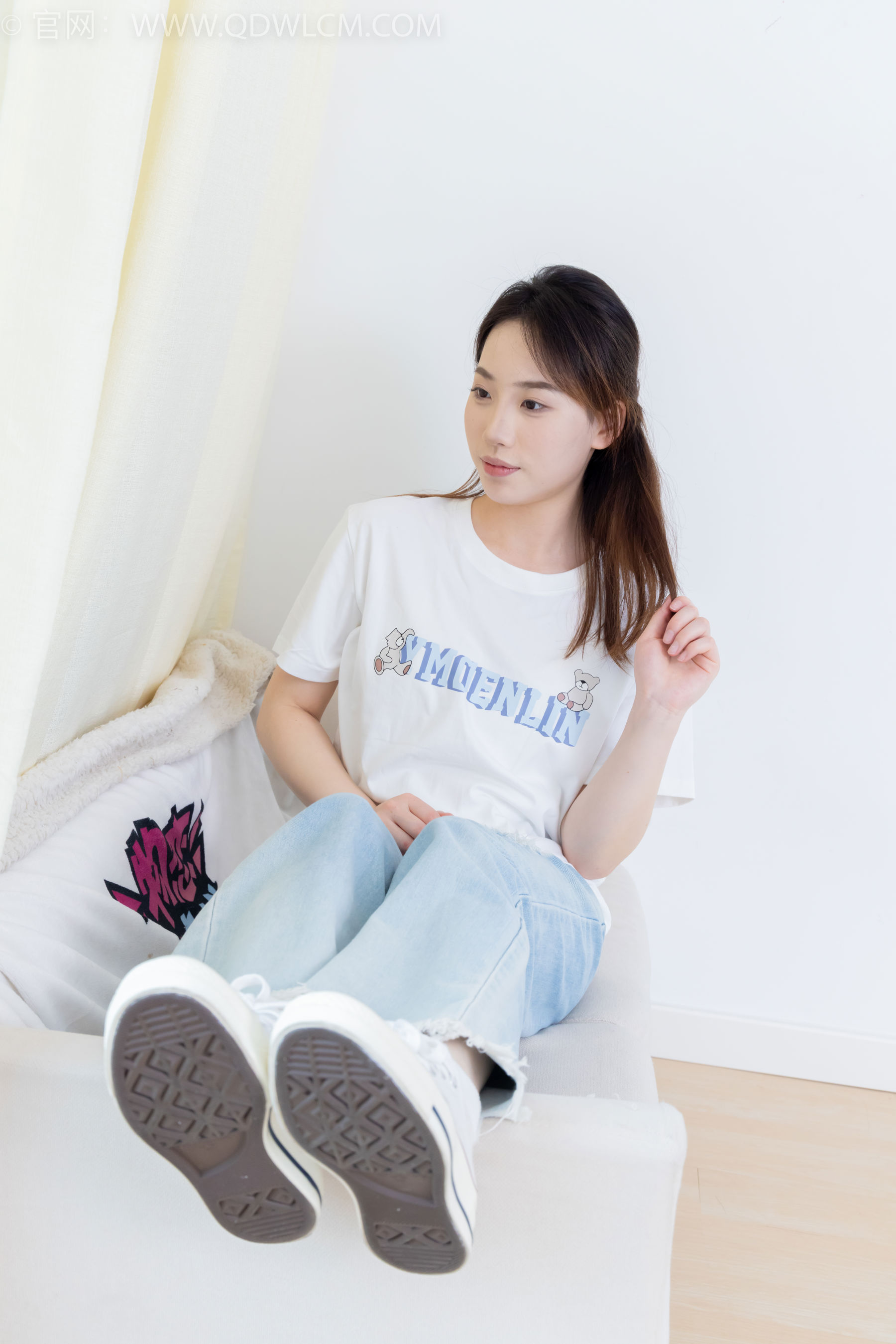 物恋传媒 No.2390 荔枝 - 帆布鞋、短白棉袜、裸足/(150P)